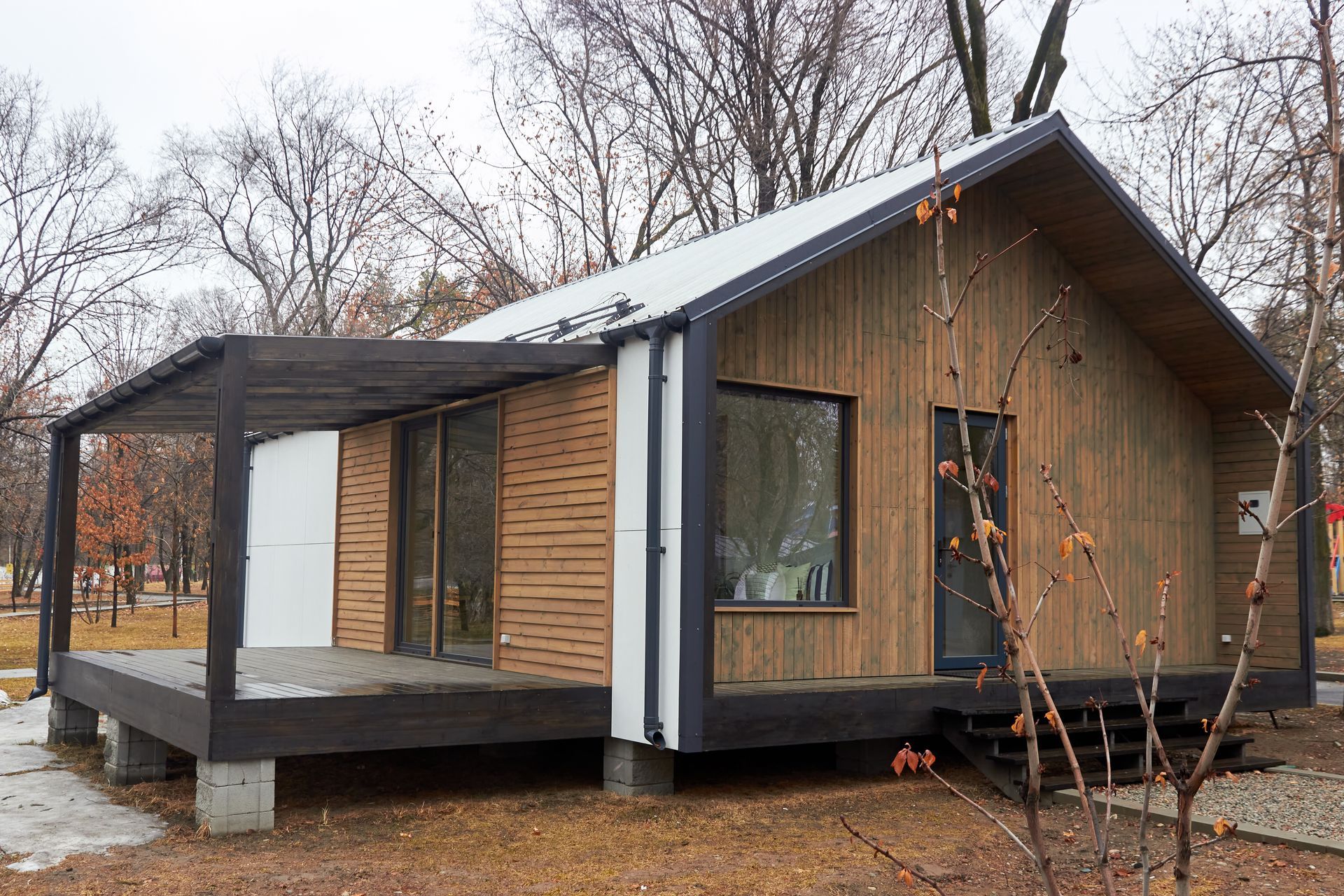 Containerhaus braun mit schwarzem Dach