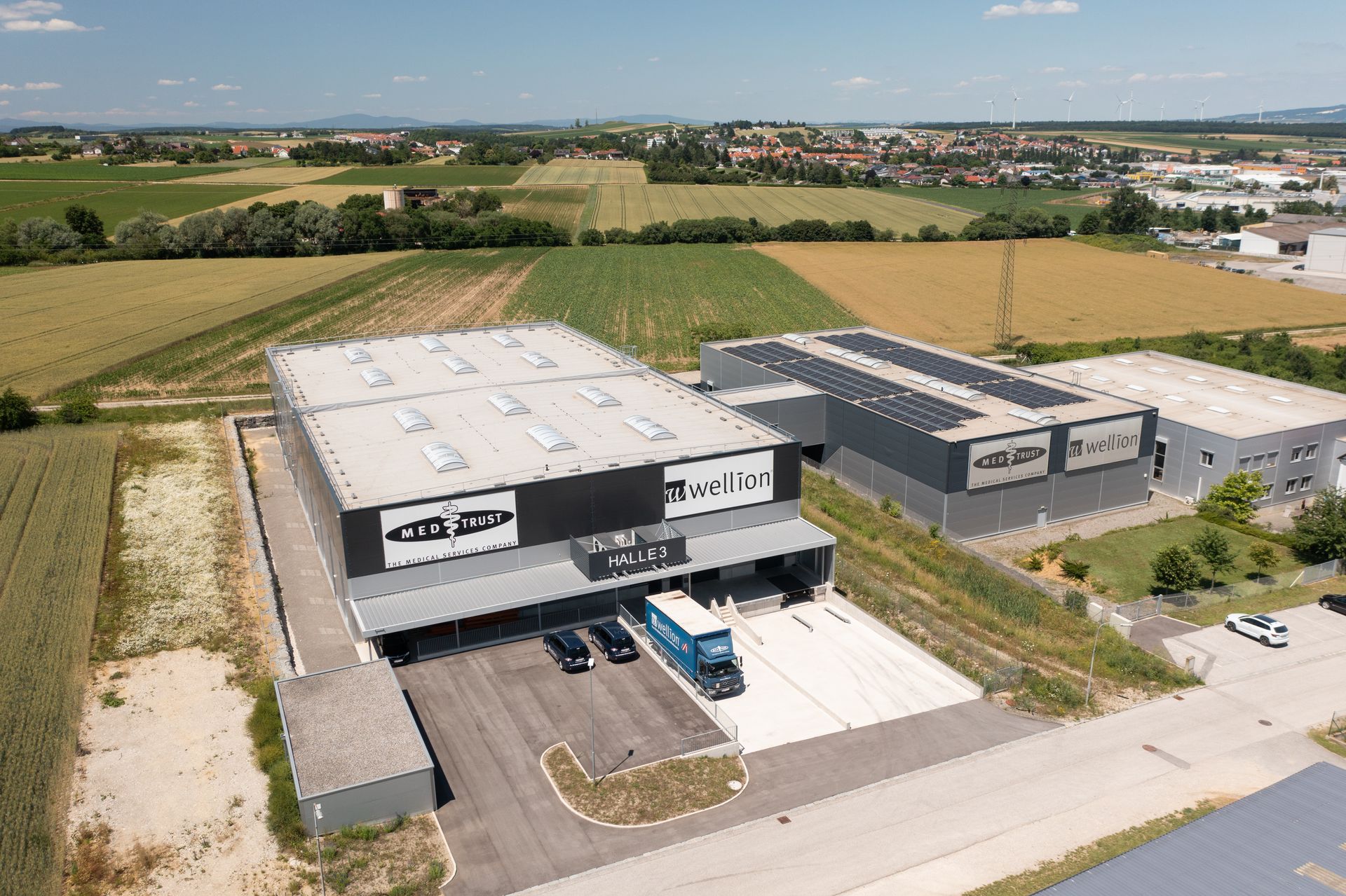 ein Dach mit Solaranlagen wird geprüft