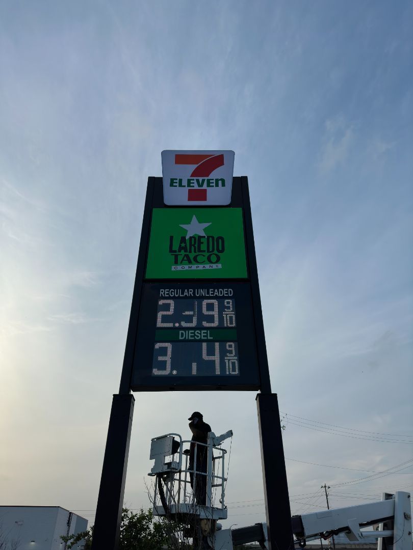 A 7 eleven gas station with a sign that says 3.39