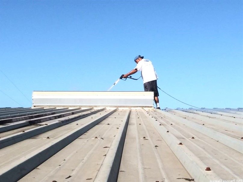 Image of RNR Pressure cleaning washing a metal roof 
