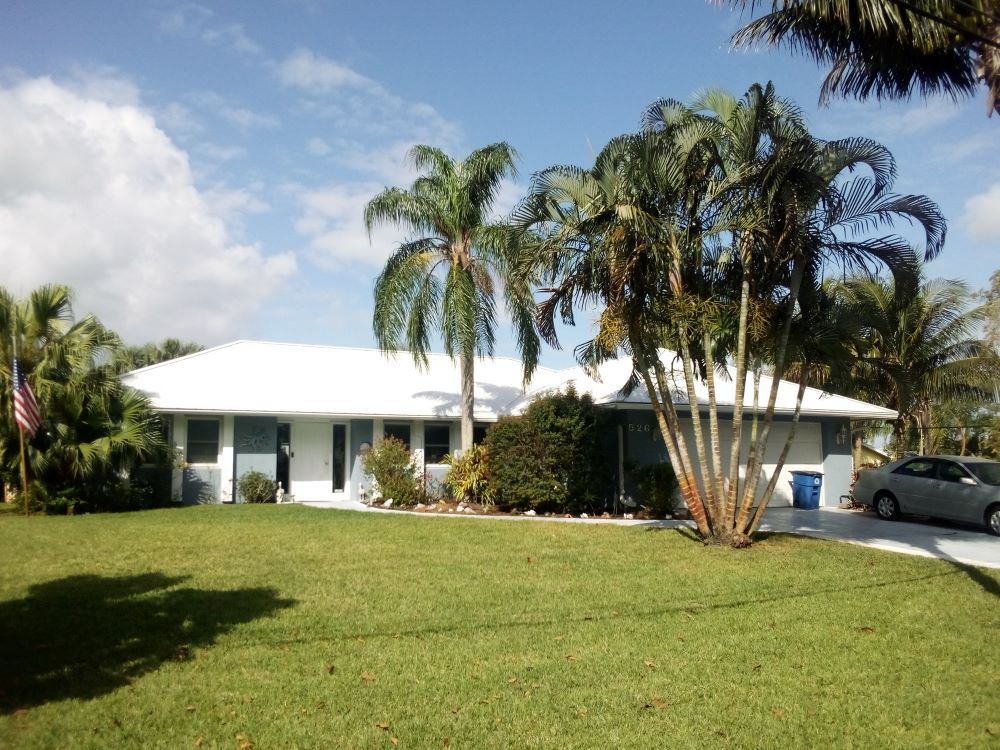 Picture of a house in Jensen Beach, Fl with a metal roof cleaned by RNR Pressure Cleaning.