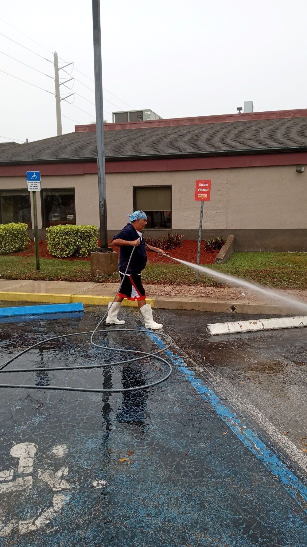 Image of RNR Pressure Cleaning Washing a sidewalk and parking lot area.