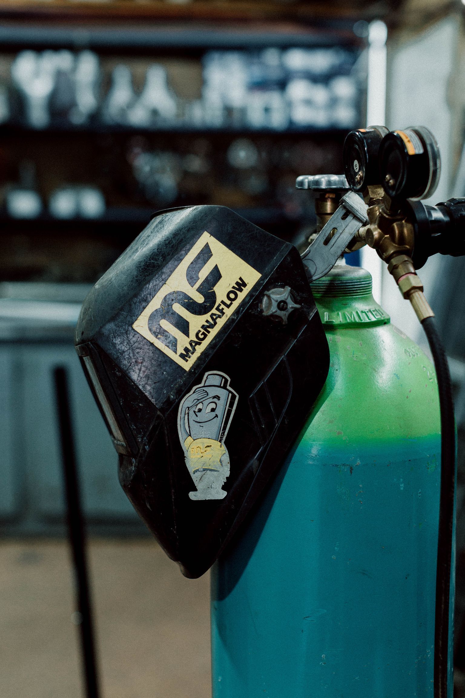 Un casque de soudage est posé sur une bouteille de gaz.