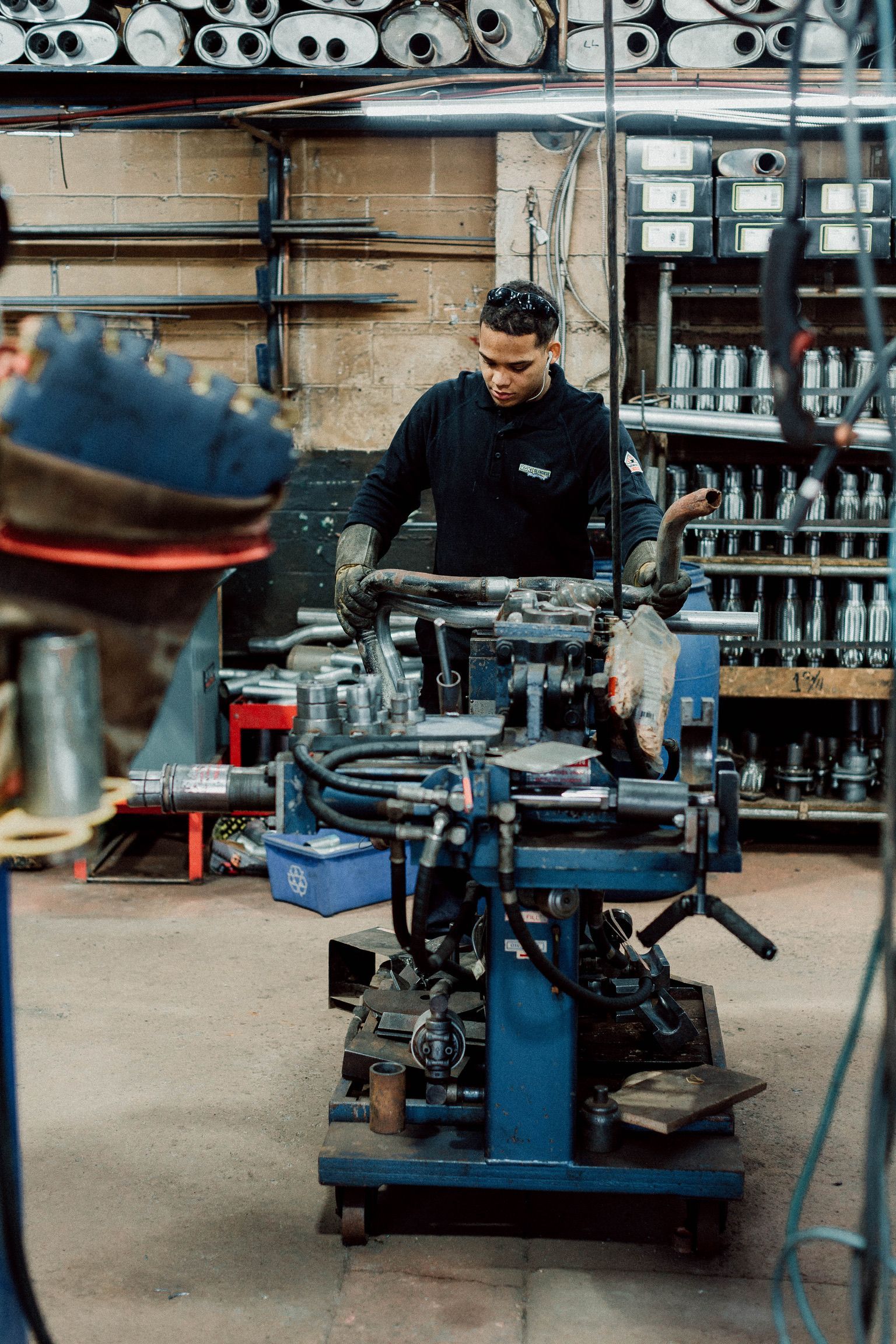 Un homme travaille sur une machine dans une usine.