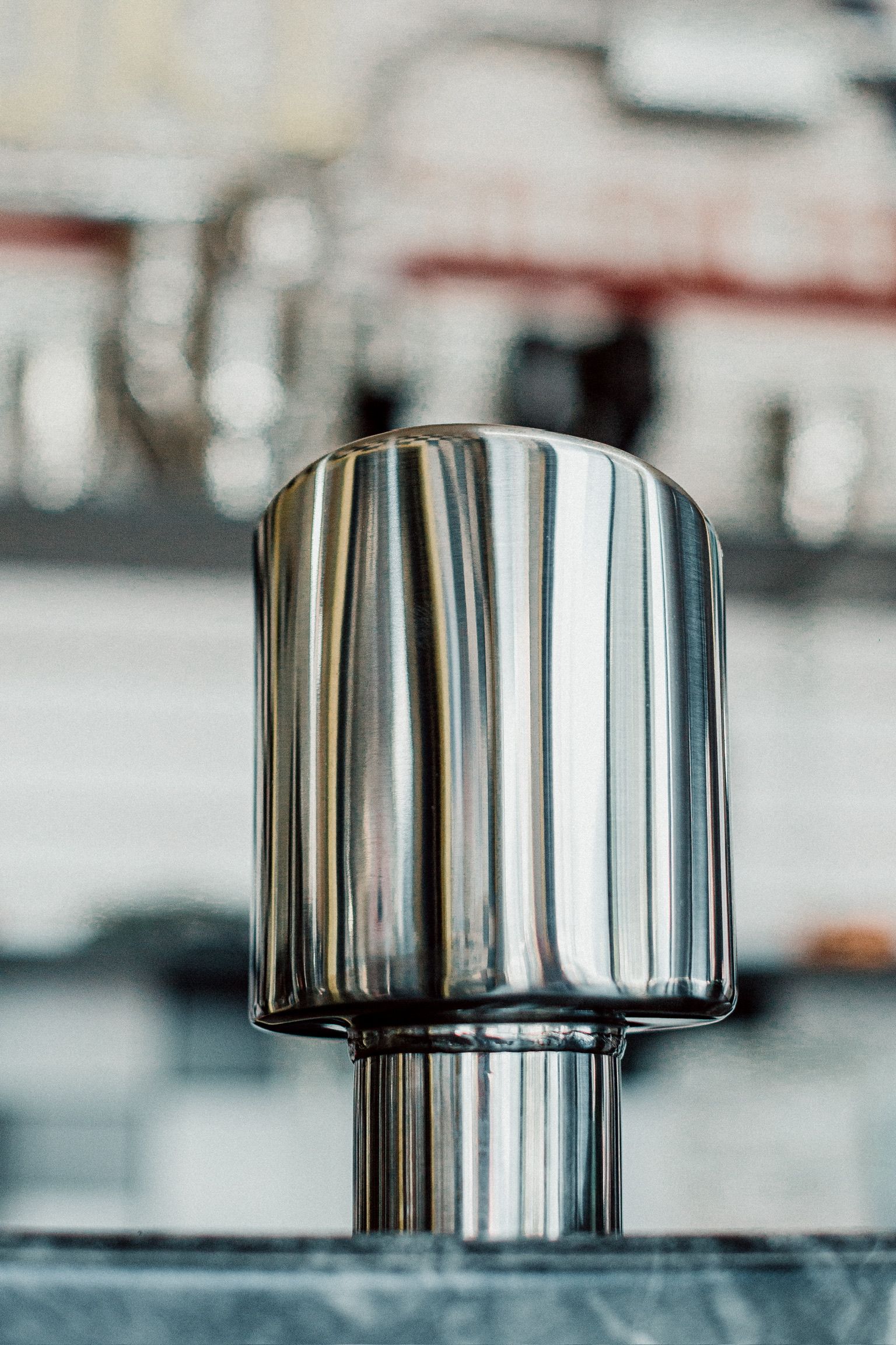 Un gros plan d'un objet en acier inoxydable sur une table.