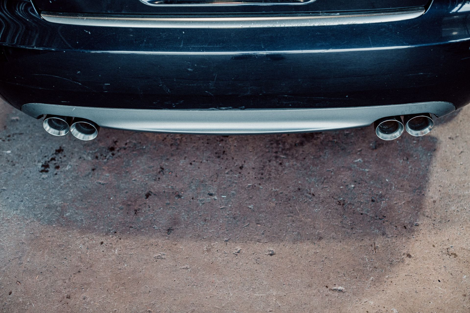 Les tuyaux d'échappement d'une voiture noire sont visibles