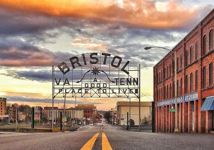 A city street with a sign that says bristol on it.