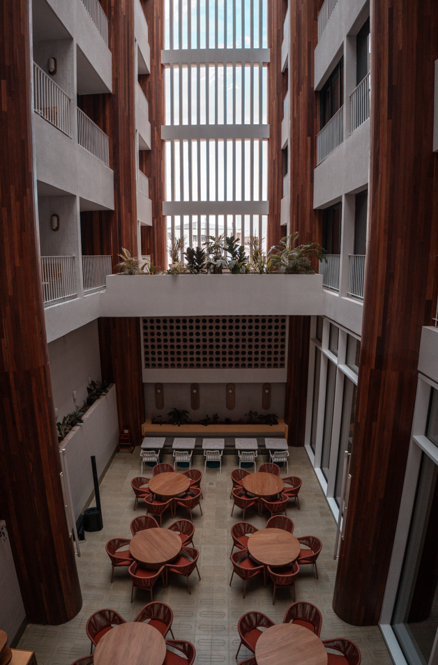 restaurants in san andres with tables, plants, and wooden architecture