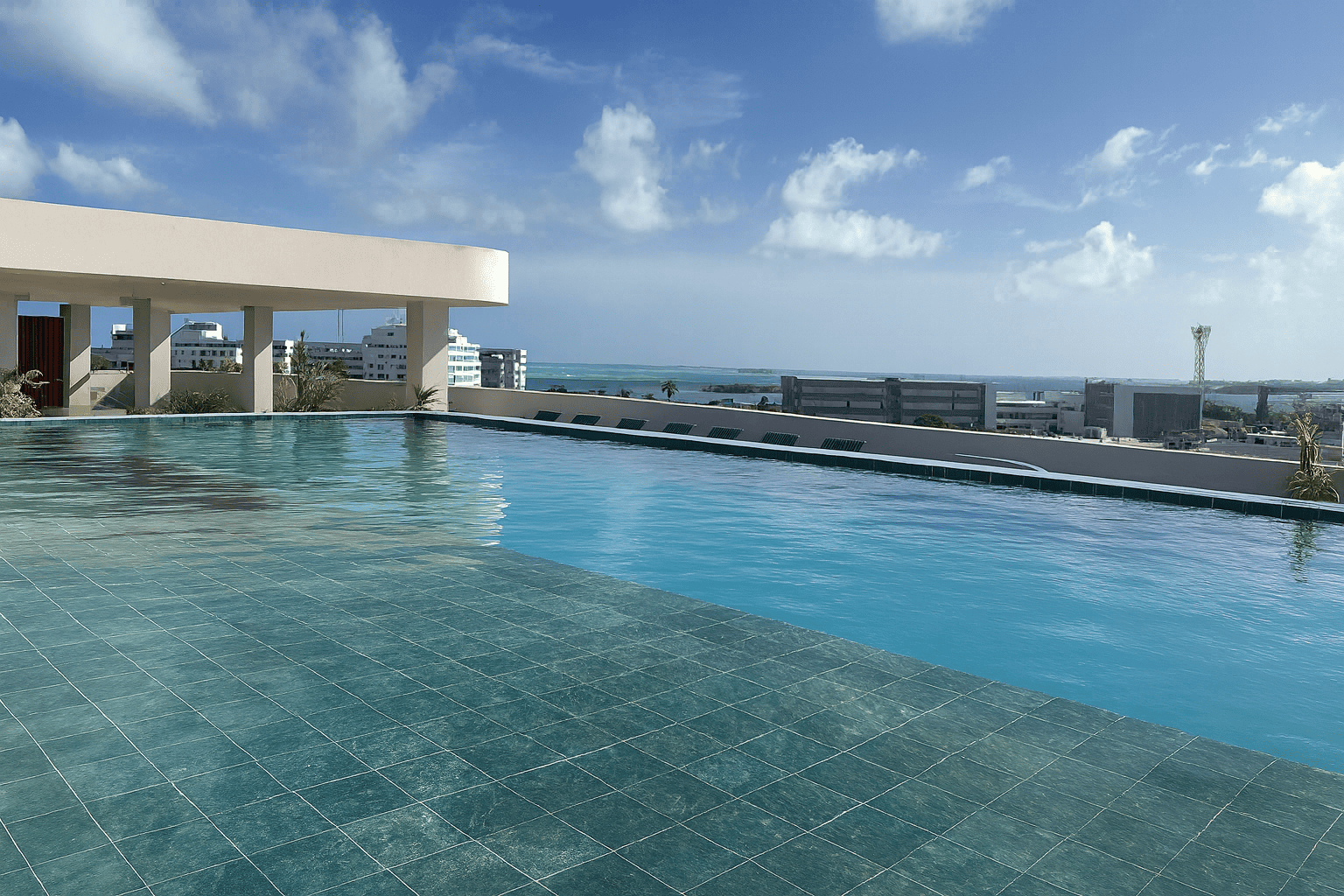 Piscina en hotel de san andres con vista al mar Caribe y cielo despejado