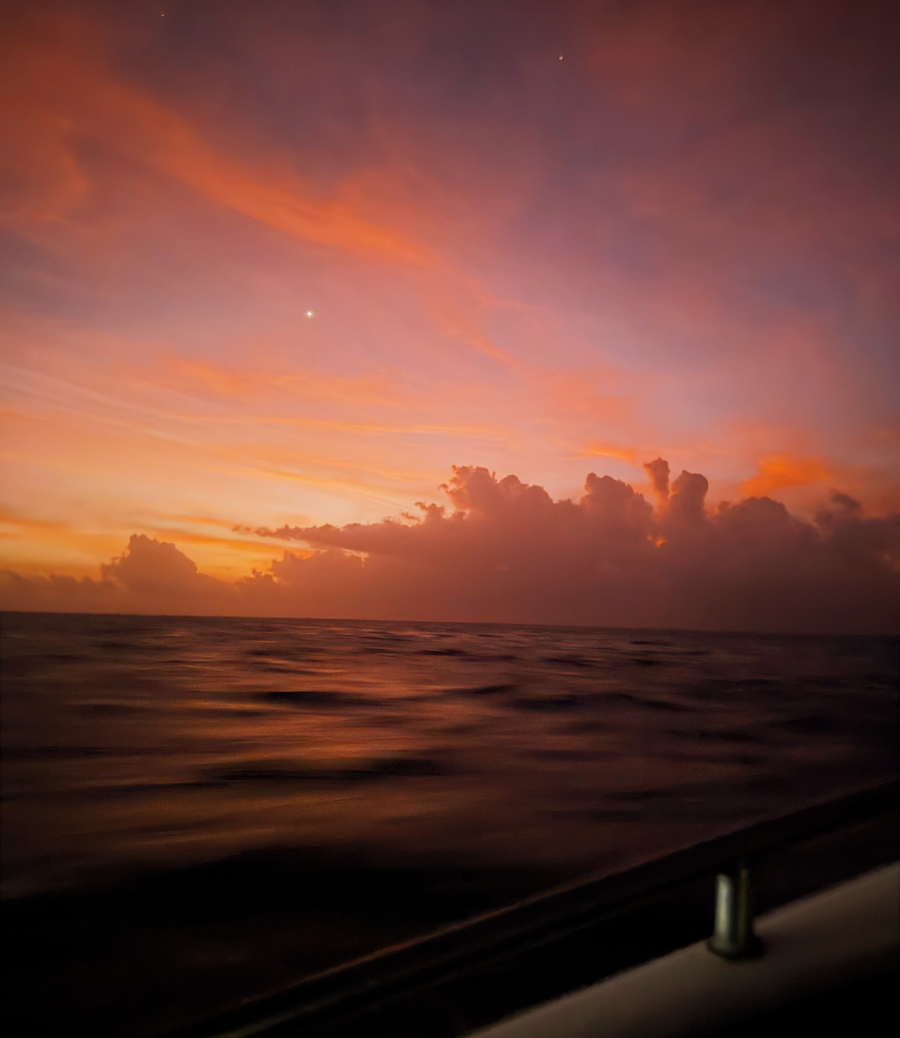 Cielo de atardecer con nubes en tonos naranja y rosa sobre playas de san andres.