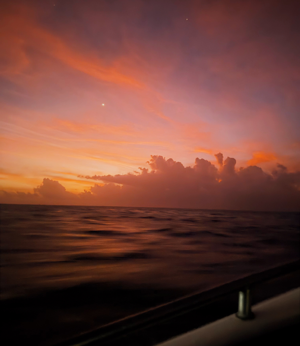 Cielo de atardecer con nubes en tonos naranja y rosa sobre playas de san andres.