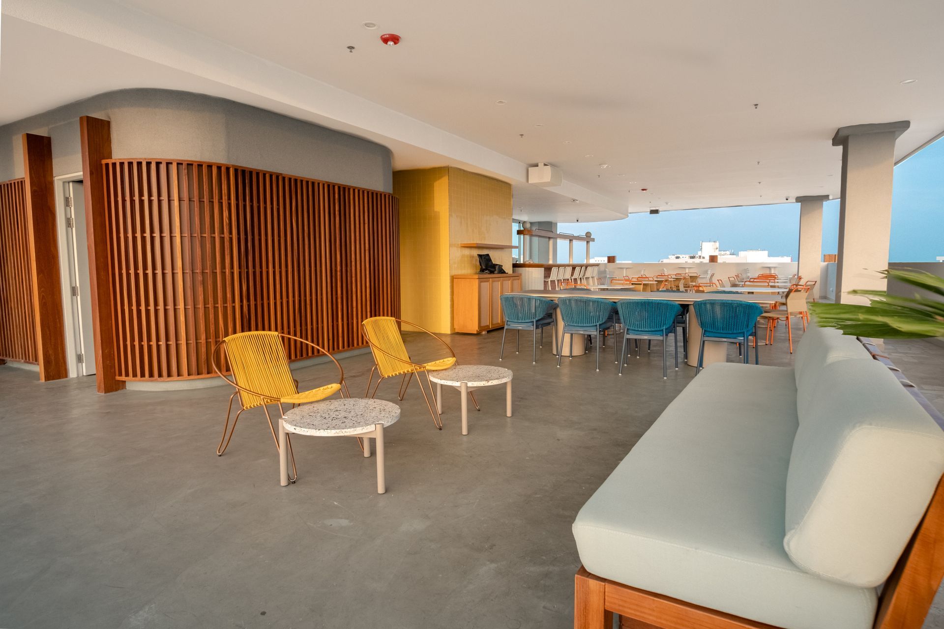 habitaciones en san andres, con vista al mar, cama amplia, televisor y escritorio, y ventilador en el techo.