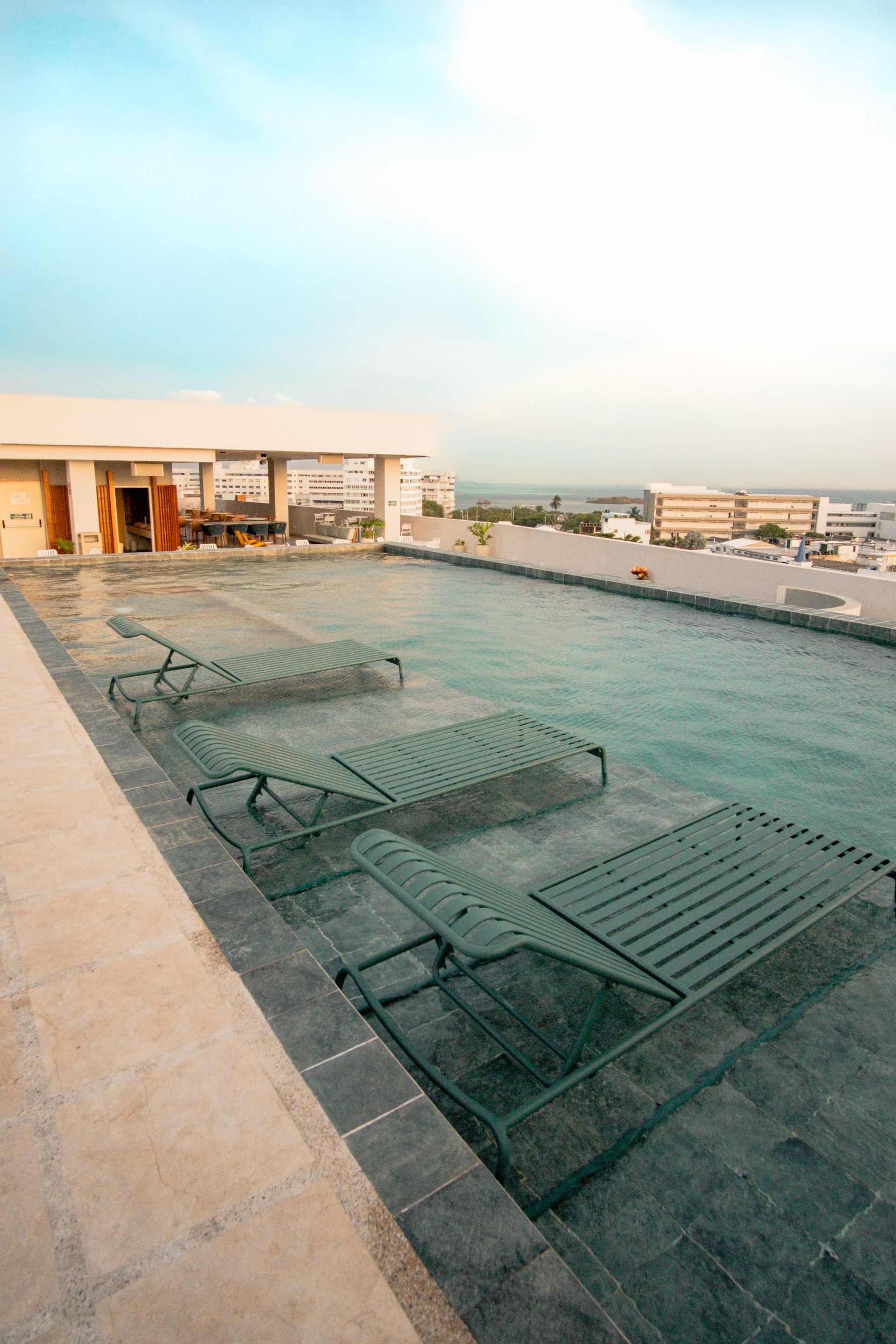 hoteles con piscina en san andres ubicada en el rooftop 