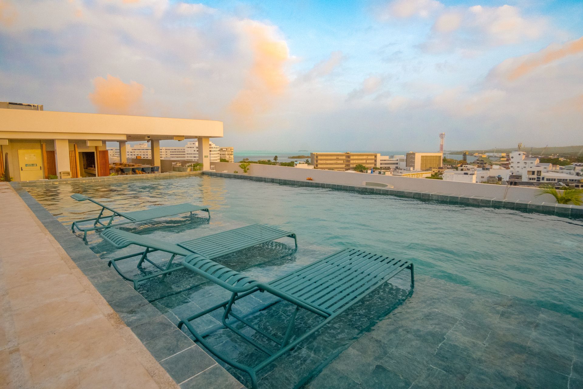 habitaciones en san andres con diseño tropical, tonos coral, camas amplias y televisor
