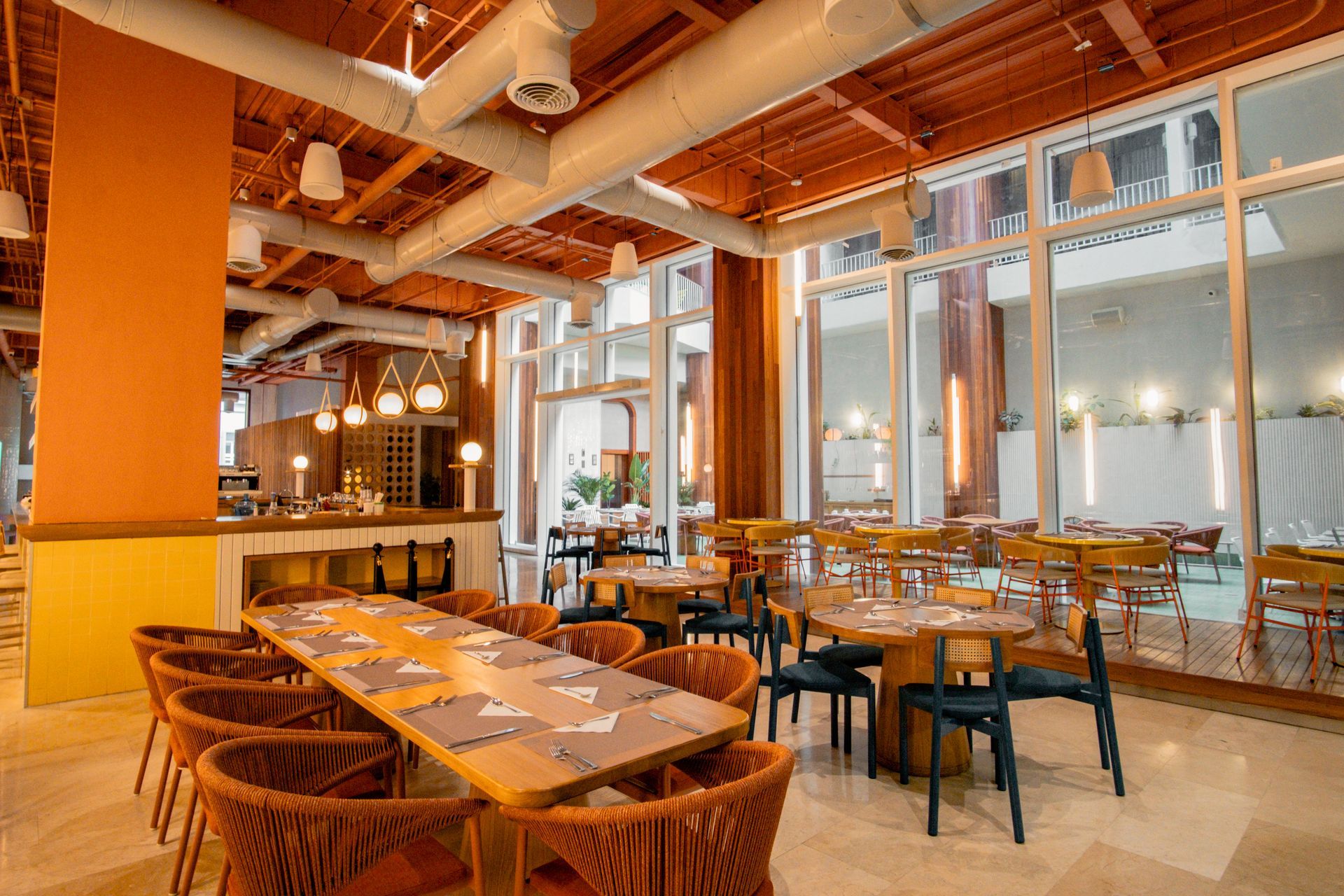 restaurantes en san andres islas con mesas, plantas y arquitectura en madera.
