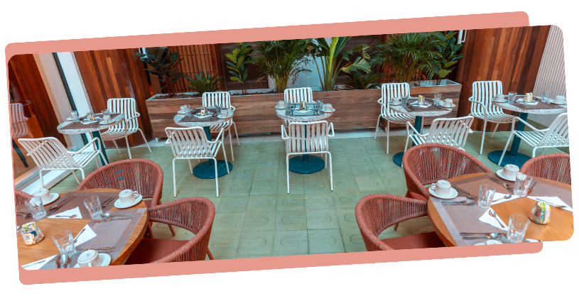restaurants in san andres with set tables, woven chairs, and a setting surrounded by vegetation