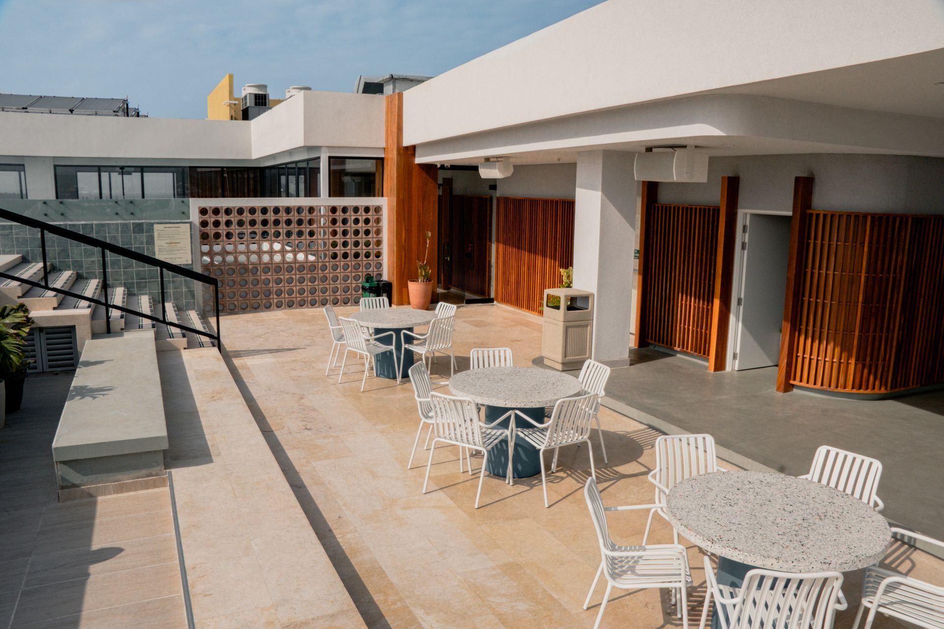 Interior de Zeta Rooftop con barra, mesas y diseño tropical en Zapadilly Tree Hotel.
