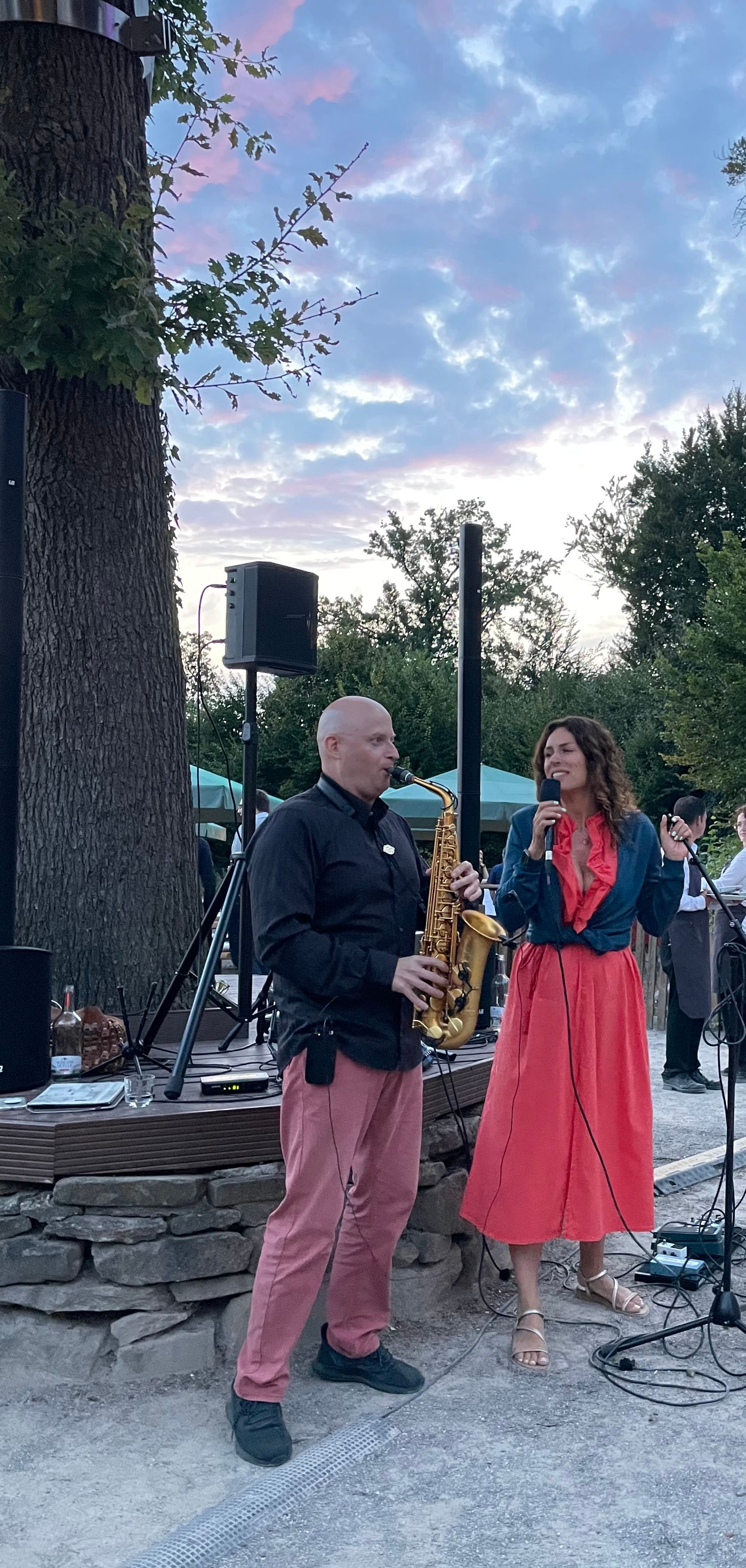 Event Sängerin Melanie Wissler aus Essen mit Saxophonist Dimitrij Markintantov im Jagdhaus Schellenberg bei einem Auftritt