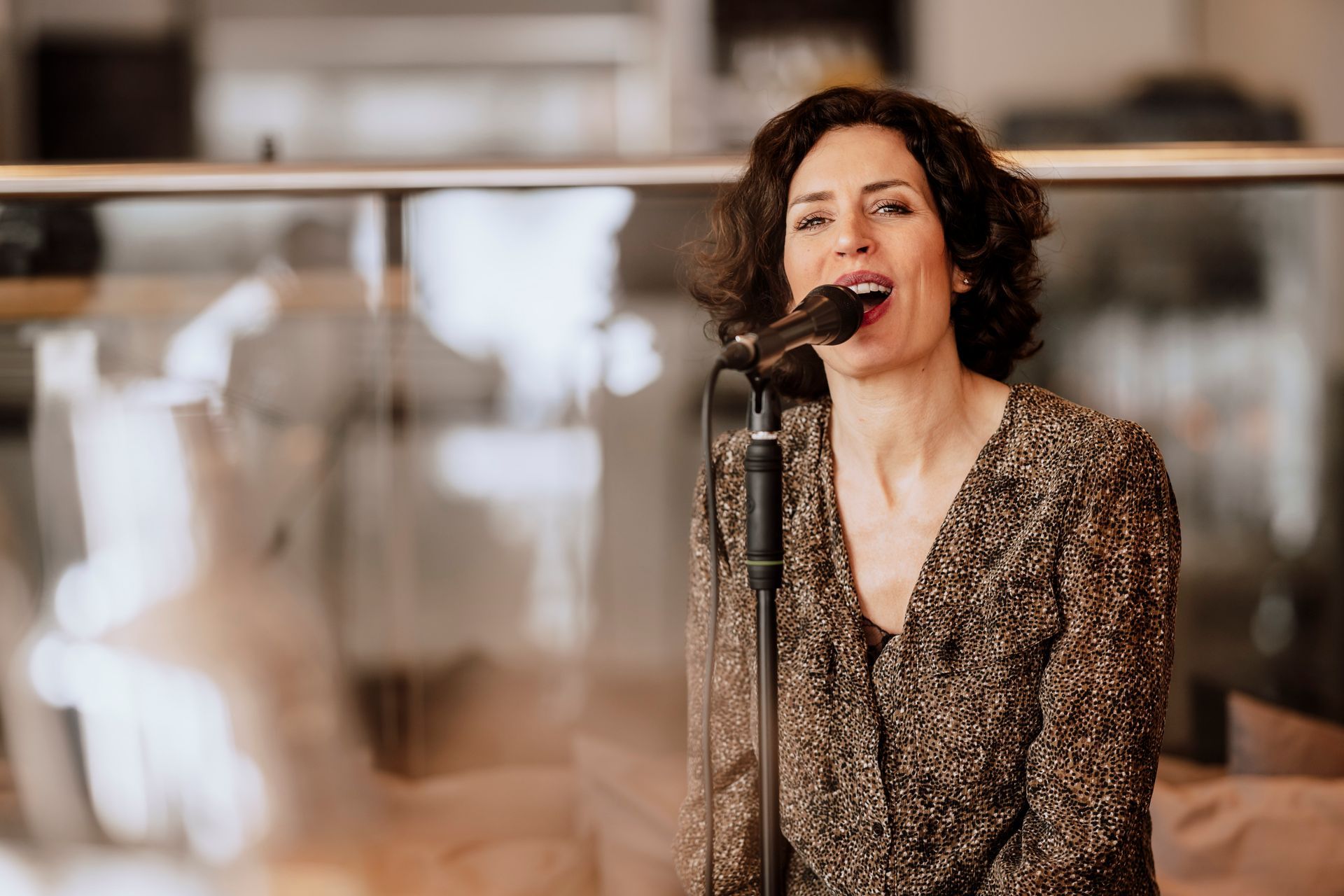 Sängerin Melanie Wissler singt live im Seepavillion Köln
