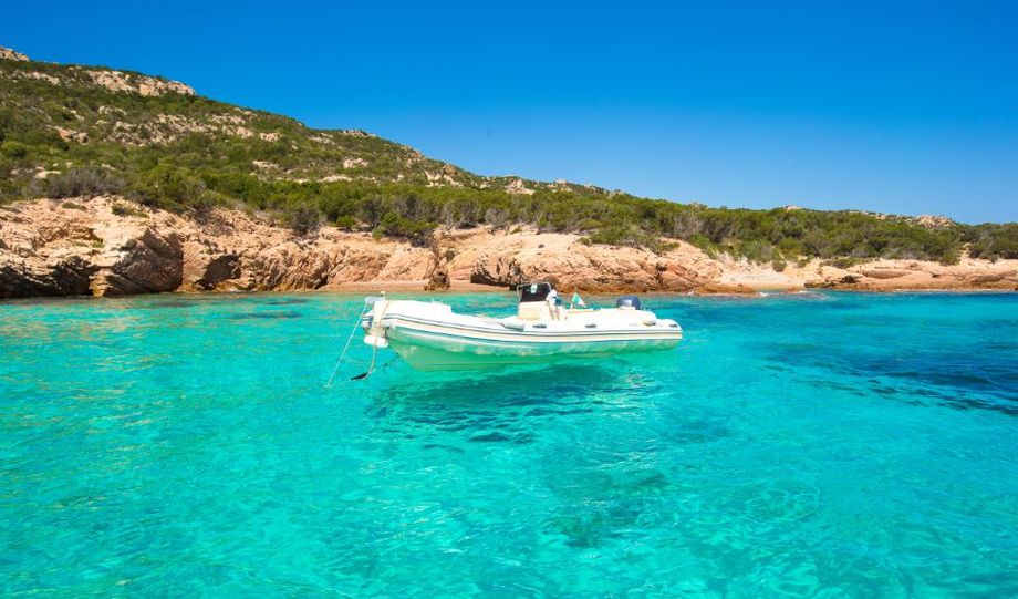 servizio efficiente di noleggio gommoni in Sardegna