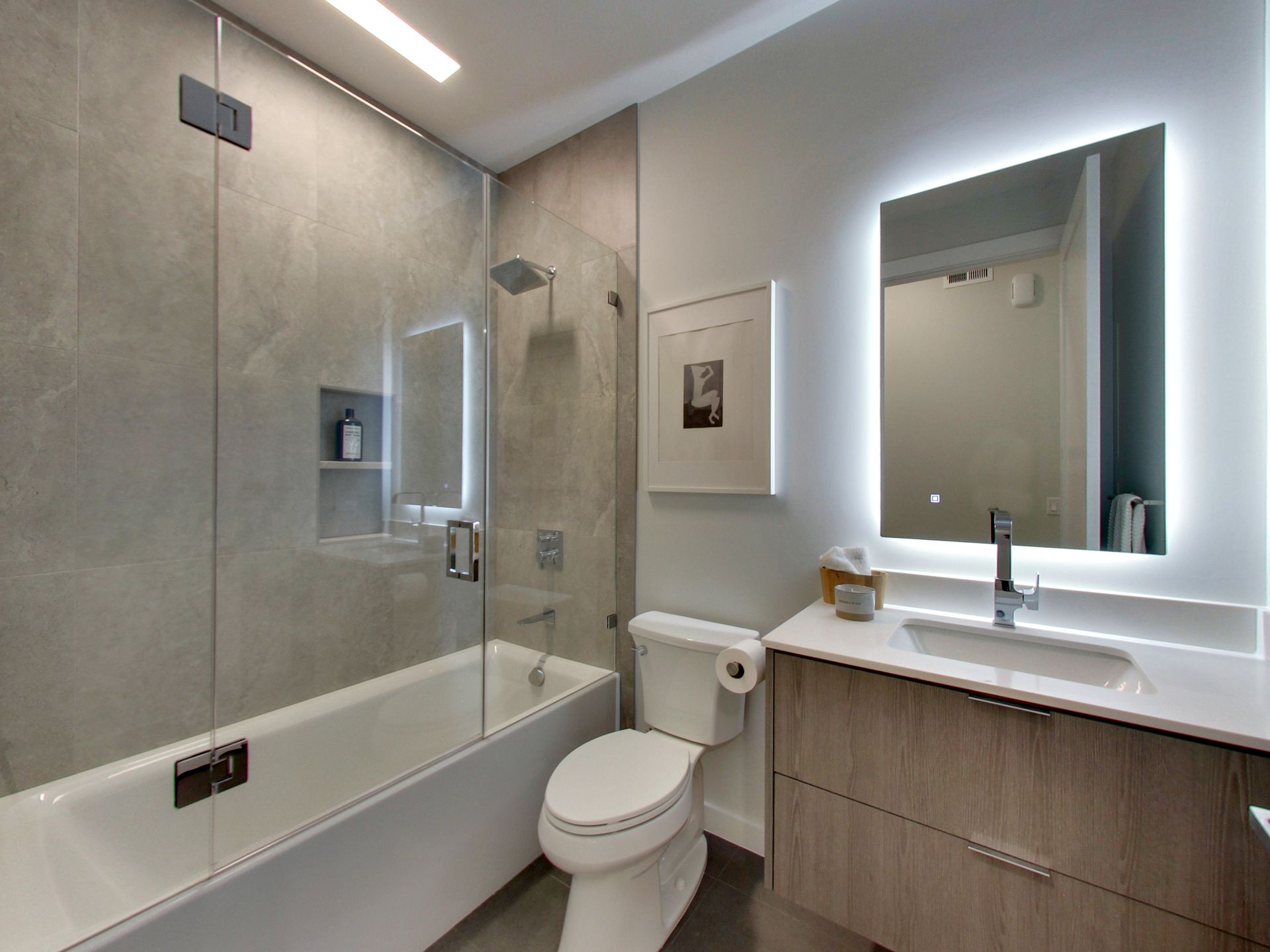 Englander Residences -  Bathroom with bath tub