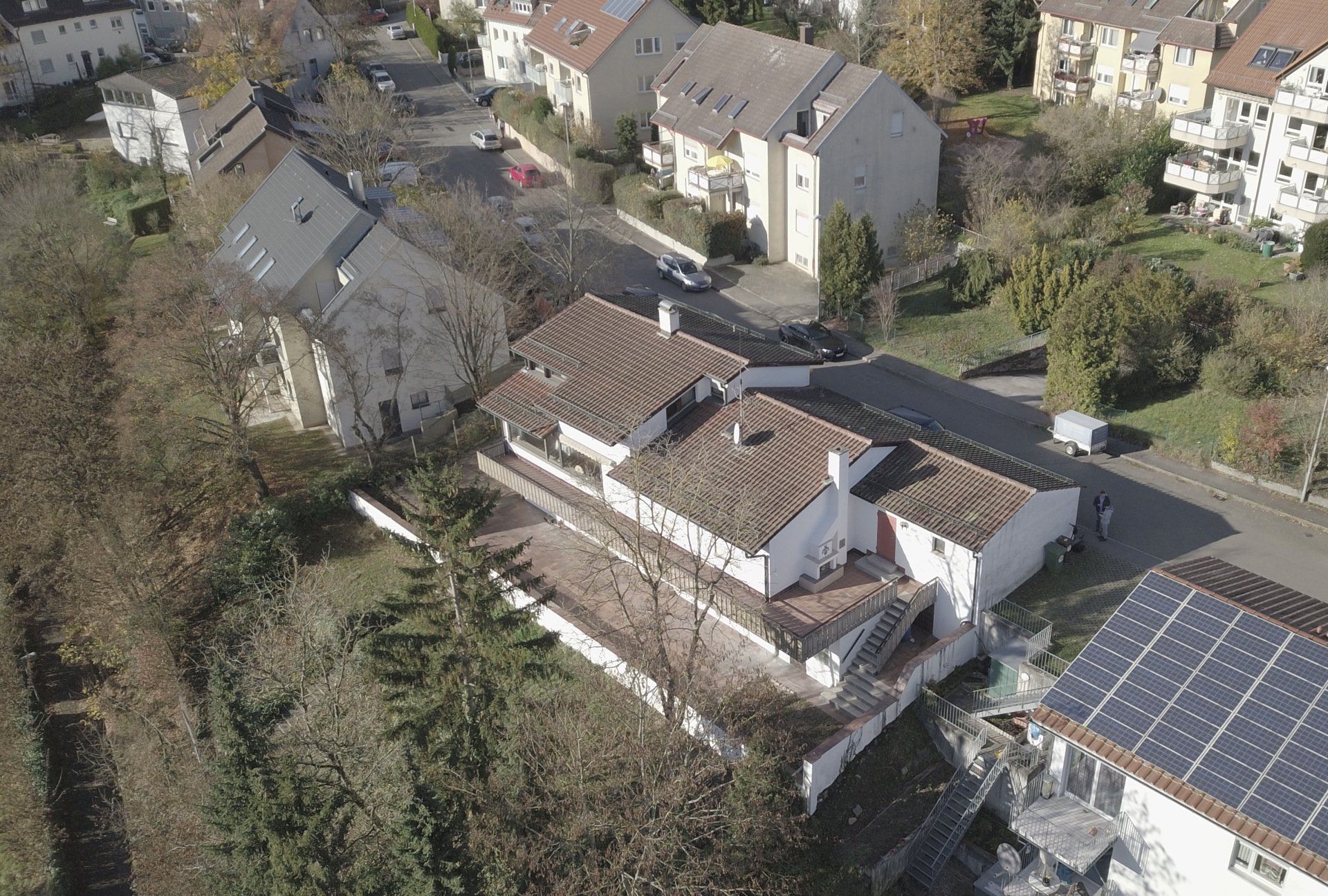 Eine Luftaufnahme eines Hauses mit Sonnenkollektoren auf dem Dach
