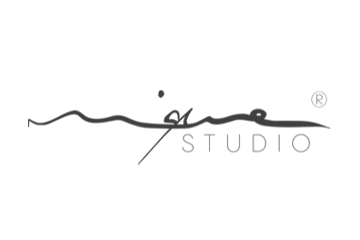 Ein schwarz-weißes Logo für ein Studio mit einer Signatur.