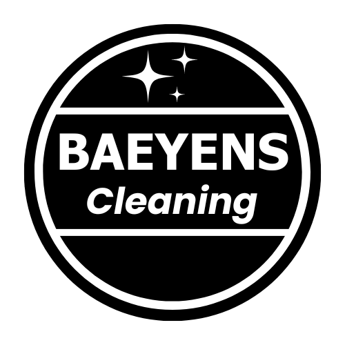 Een zwart-wit logo voor baeyens cleaning.
