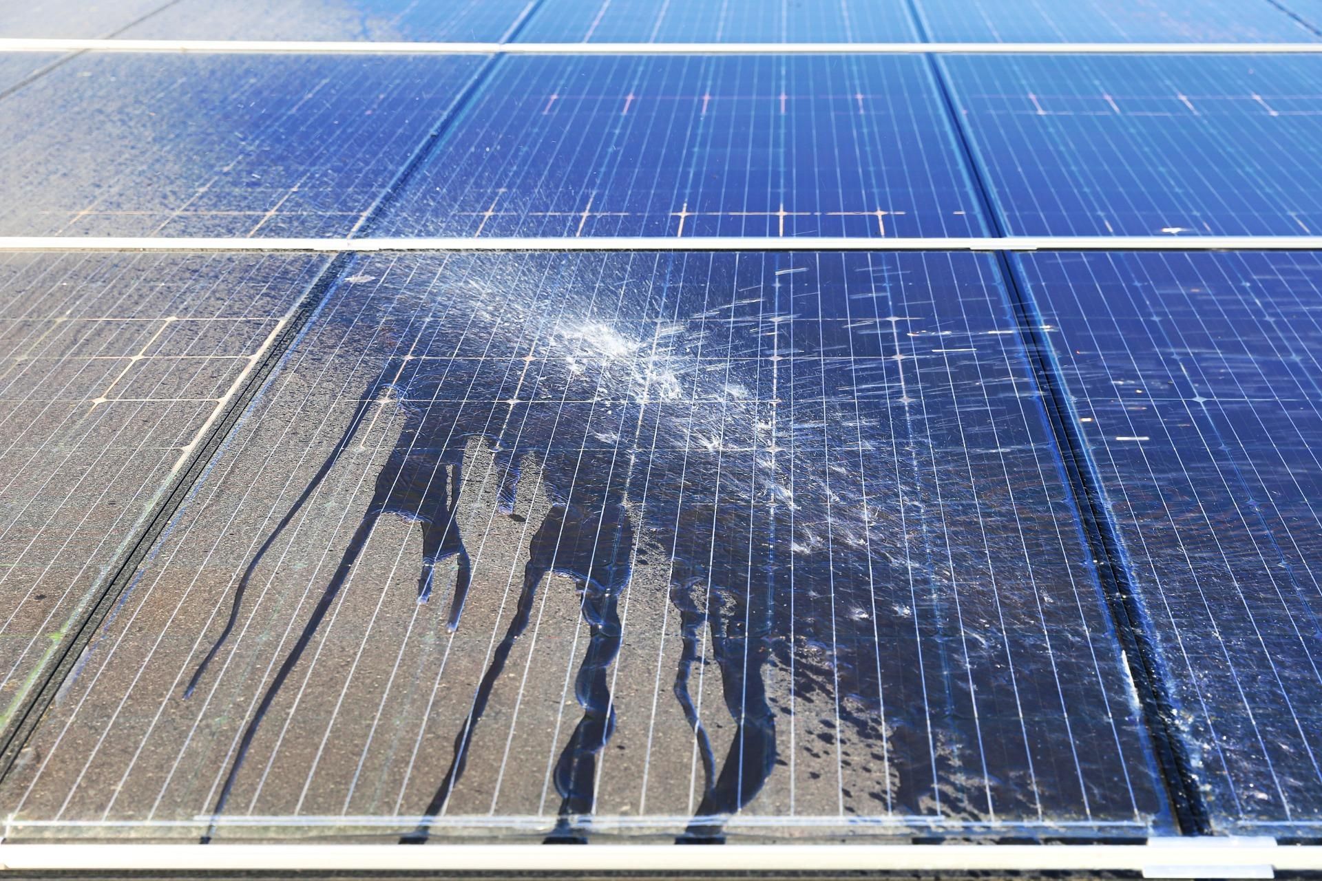 Een close-up van een zonnepaneel waar water uit komt.