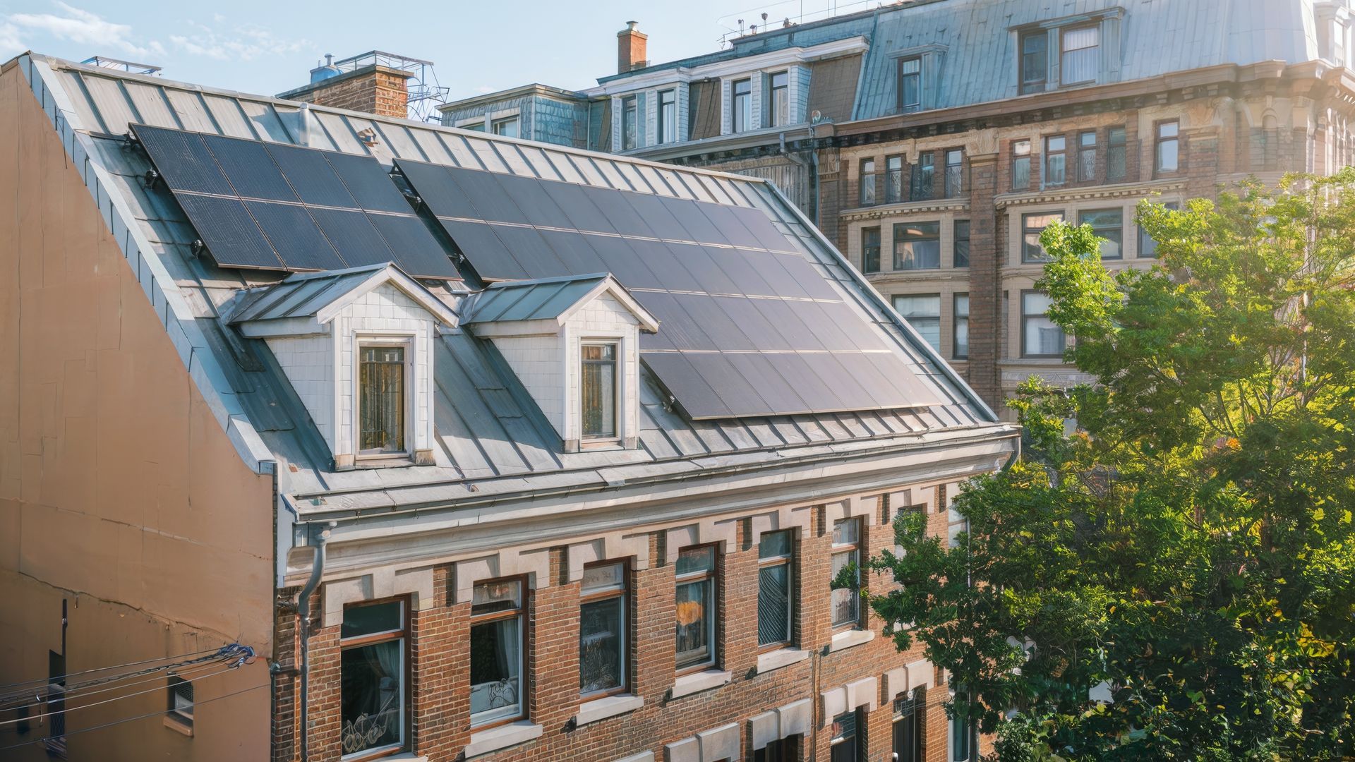 Panneaux solaires sur le toit d'un vieux bâtiment