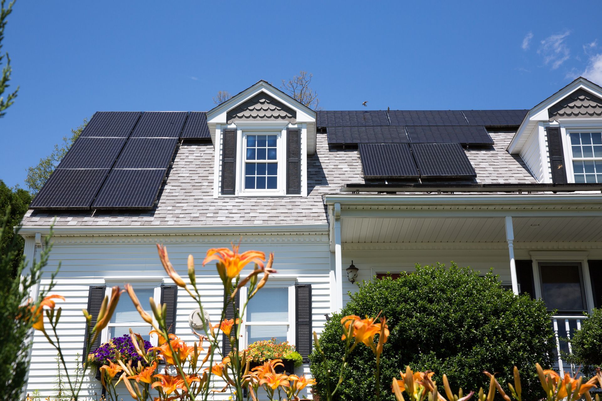 Maison avec panneaux solaires sur le toit
