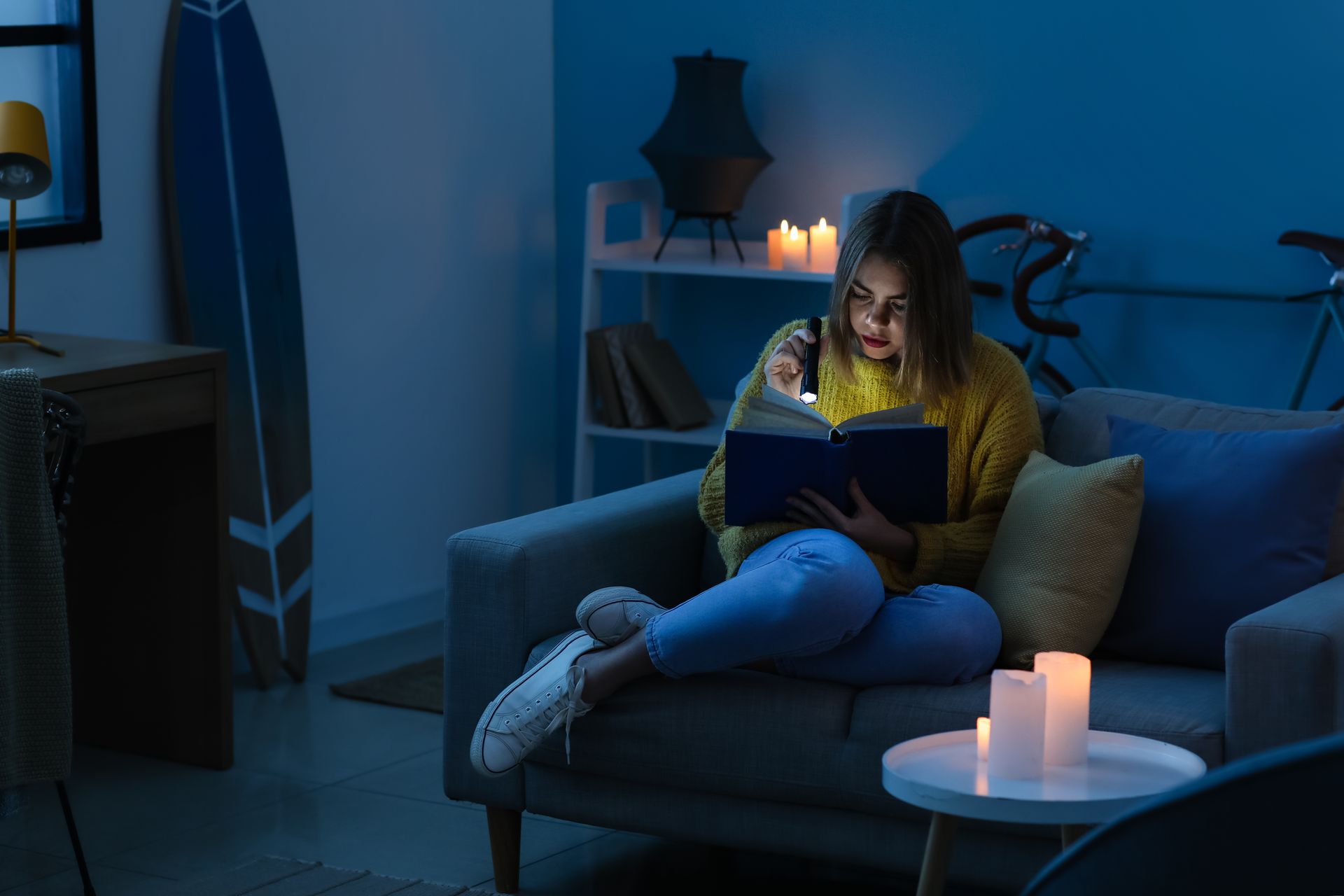 Femme qui lit un livre dans le noir