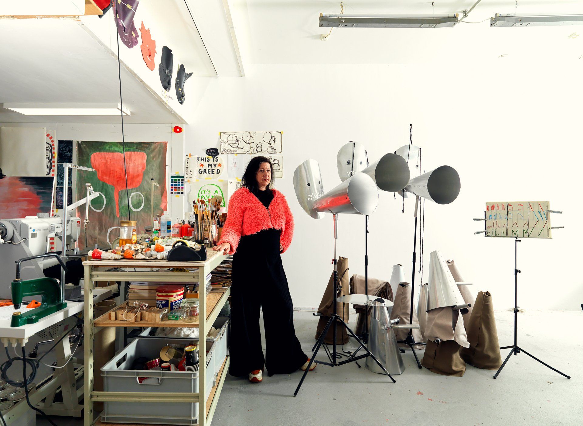 Dick Holthuis fotograaf en initiatiefnemer van Document voor een Monument. Silvie Zijlmans in haar atelier in Amsterdam.