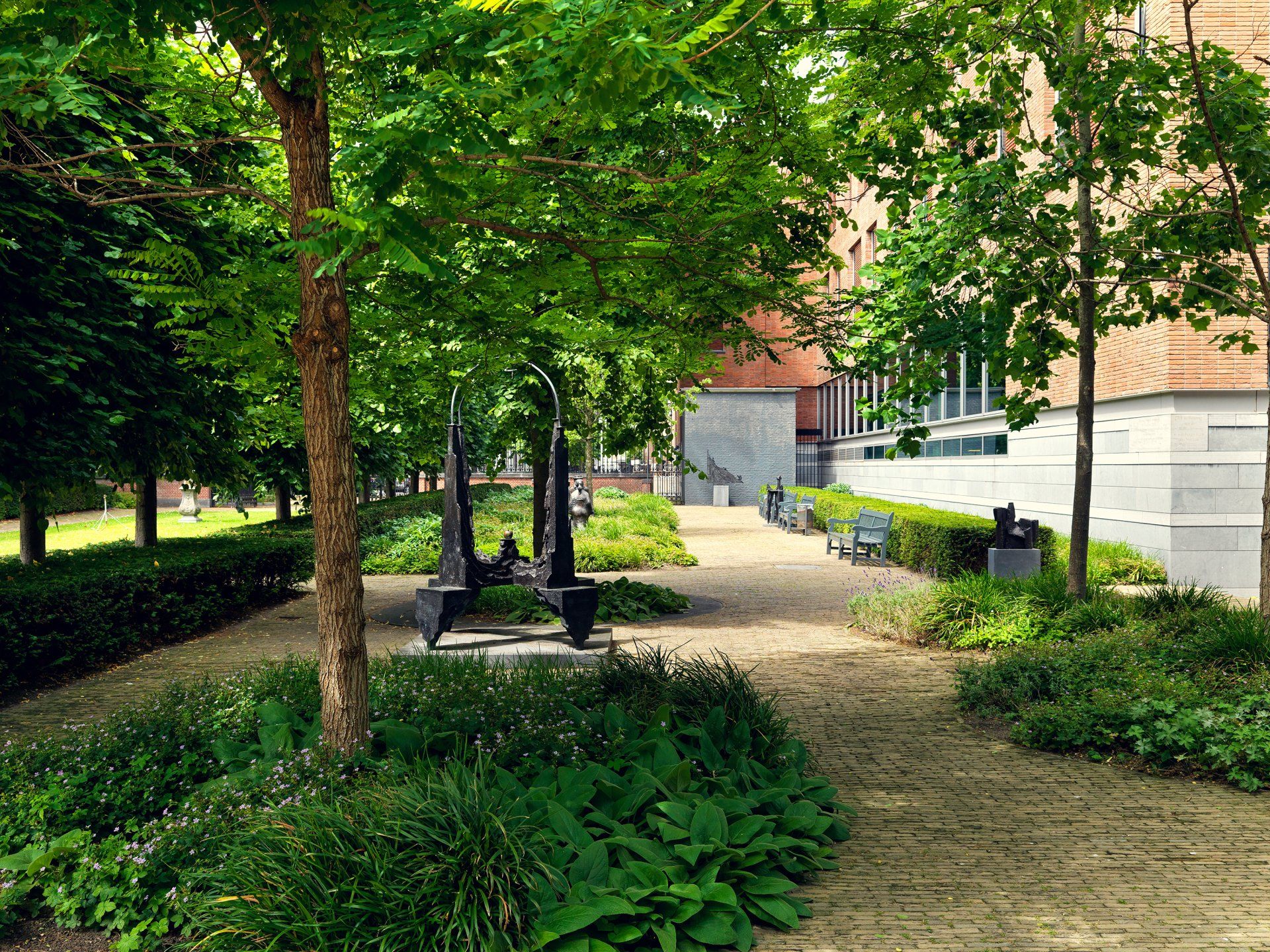 Dick Holthuis fotograaf en initiatiefnemer van Document voor een Monument. De beeldentuin van de Raad van State in Den Haag.