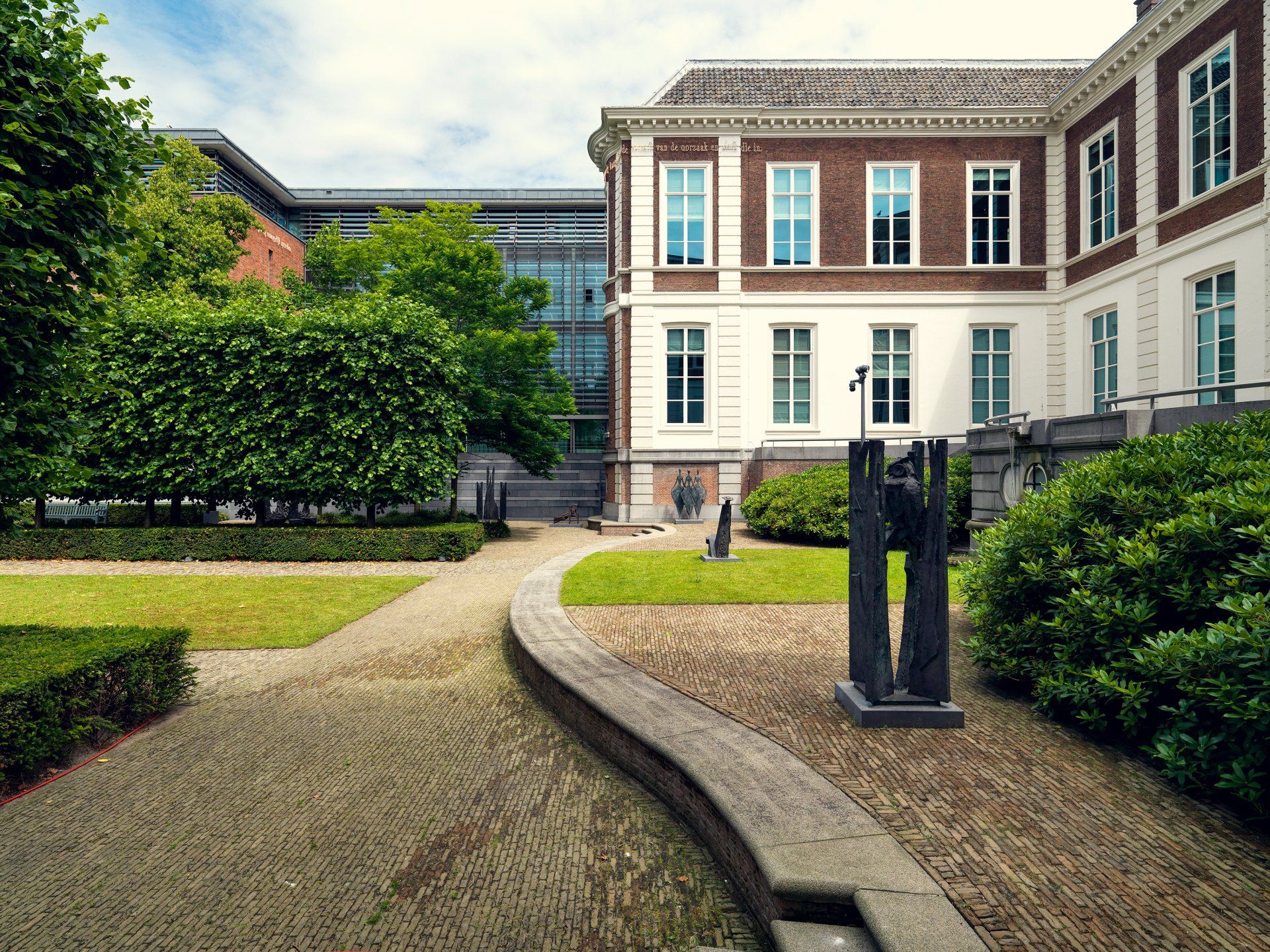 Dick Holthuis fotograaf en initiatiefnemer van Document voor een Monument. De beeldentuin van de Raad van State in Den Haag.