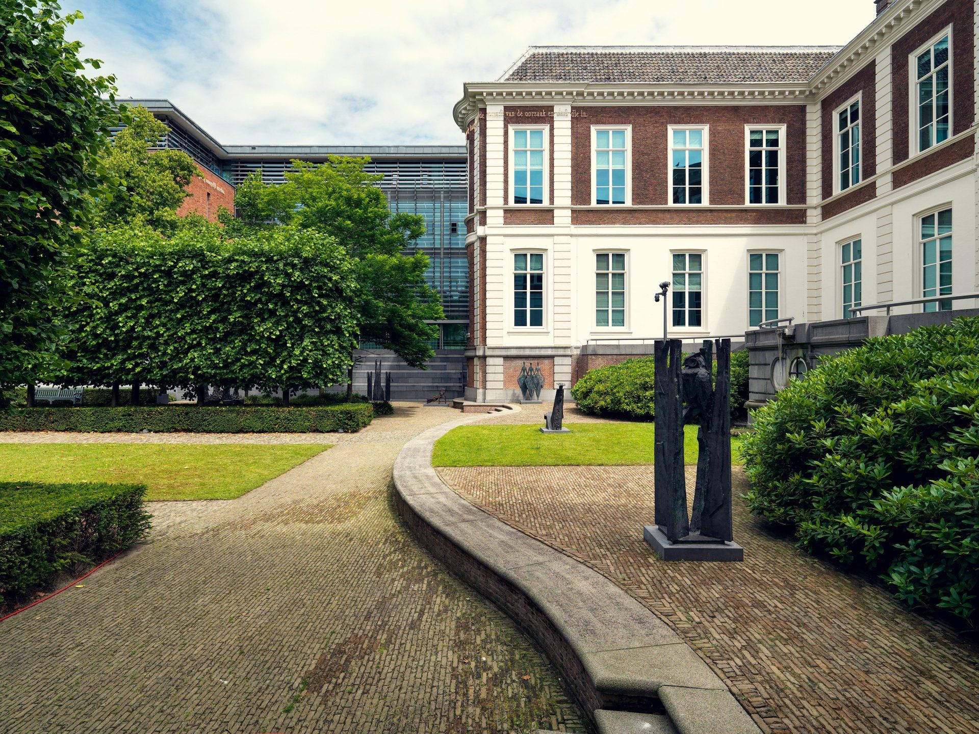 Dick Holthuis fotograaf en initiatiefnemer van Document voor een Monument. De beeldentuin van de Raad van State in Den Haag.