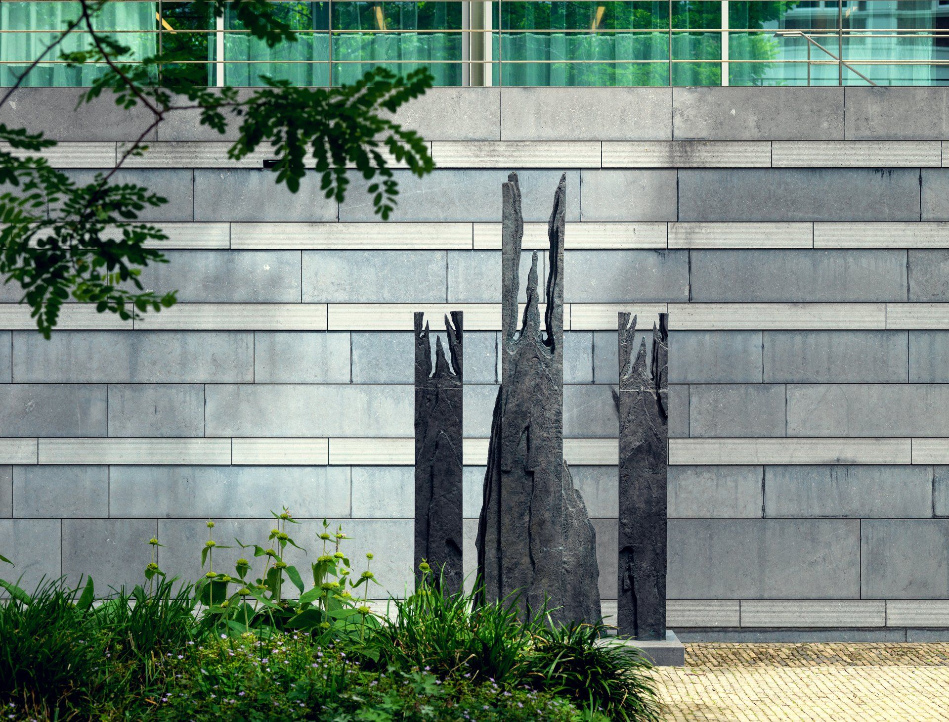 Dick Holthuis fotograaf en initiatiefnemer van Document voor een Monument. De beeldentuin van de Raad van State in Den Haag.
