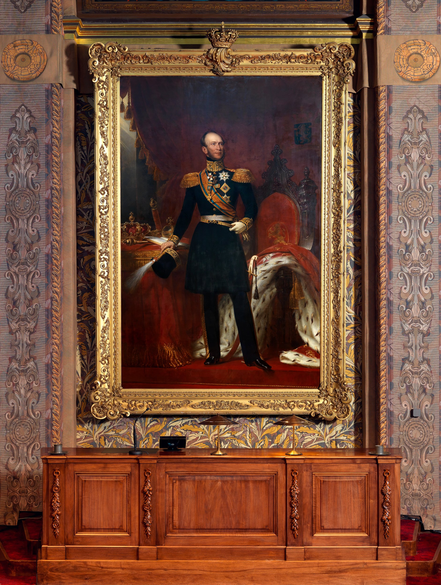 Dick Holthuis fotograaf van Document voor een Monument. Schilderij van Koning Willem II in de Eerste Kamer.