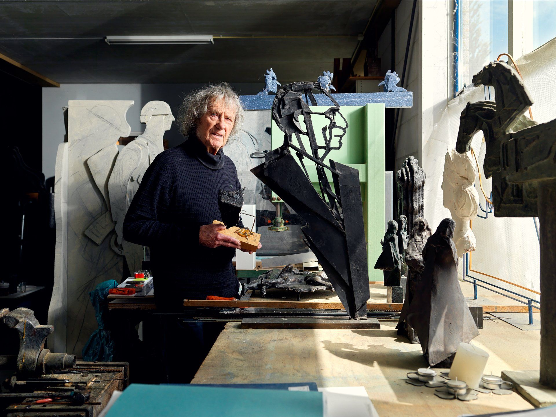Dick Holthuis fotograaf van Document voor een Monument. Beeldend kunstenaar Eric Claus in zijn atelier in Watergang.