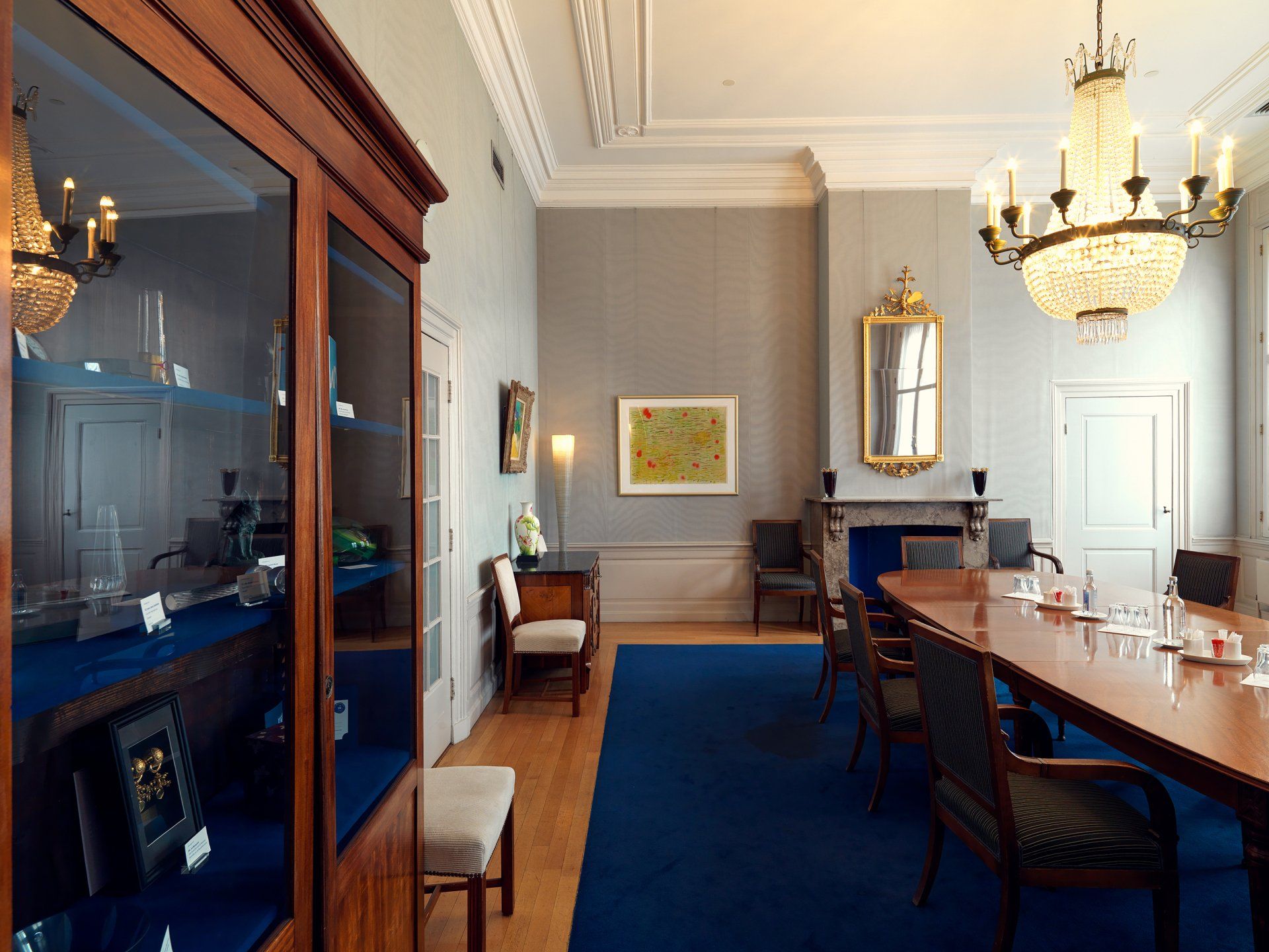 Dick Holthuis fotograaf van Document voor een Monument. De kamer van de voorzitter van de Tweede kamer op het Binnenhof.
