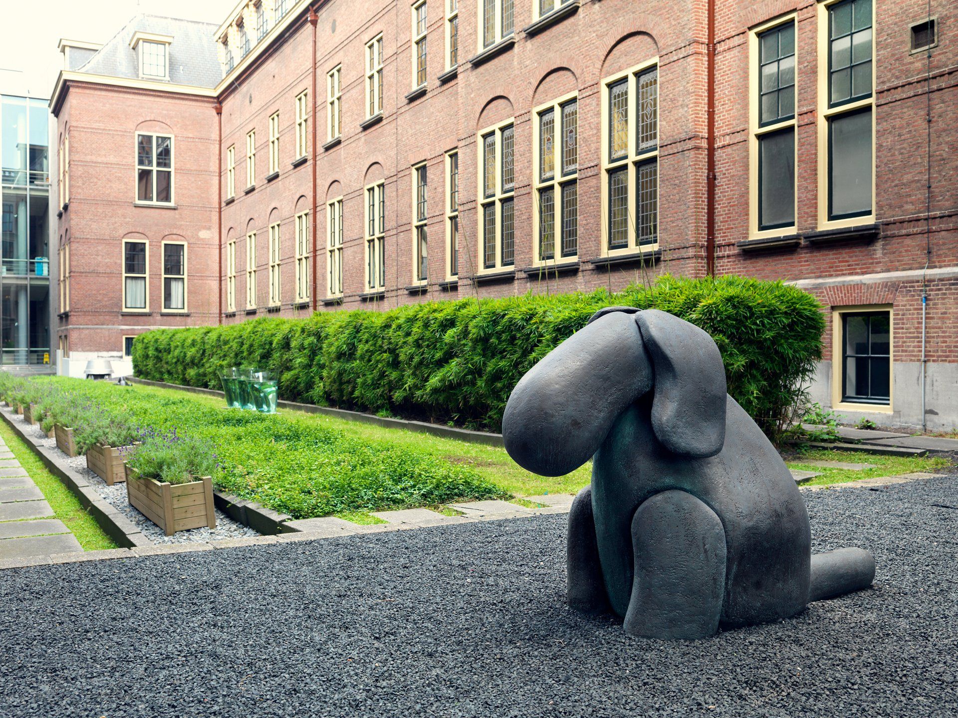 Dick Holthuis fotograaf van DVeM. Uit het boek De Kunst van het Binnenhof.  Kunstwerk van Tom Claassen.