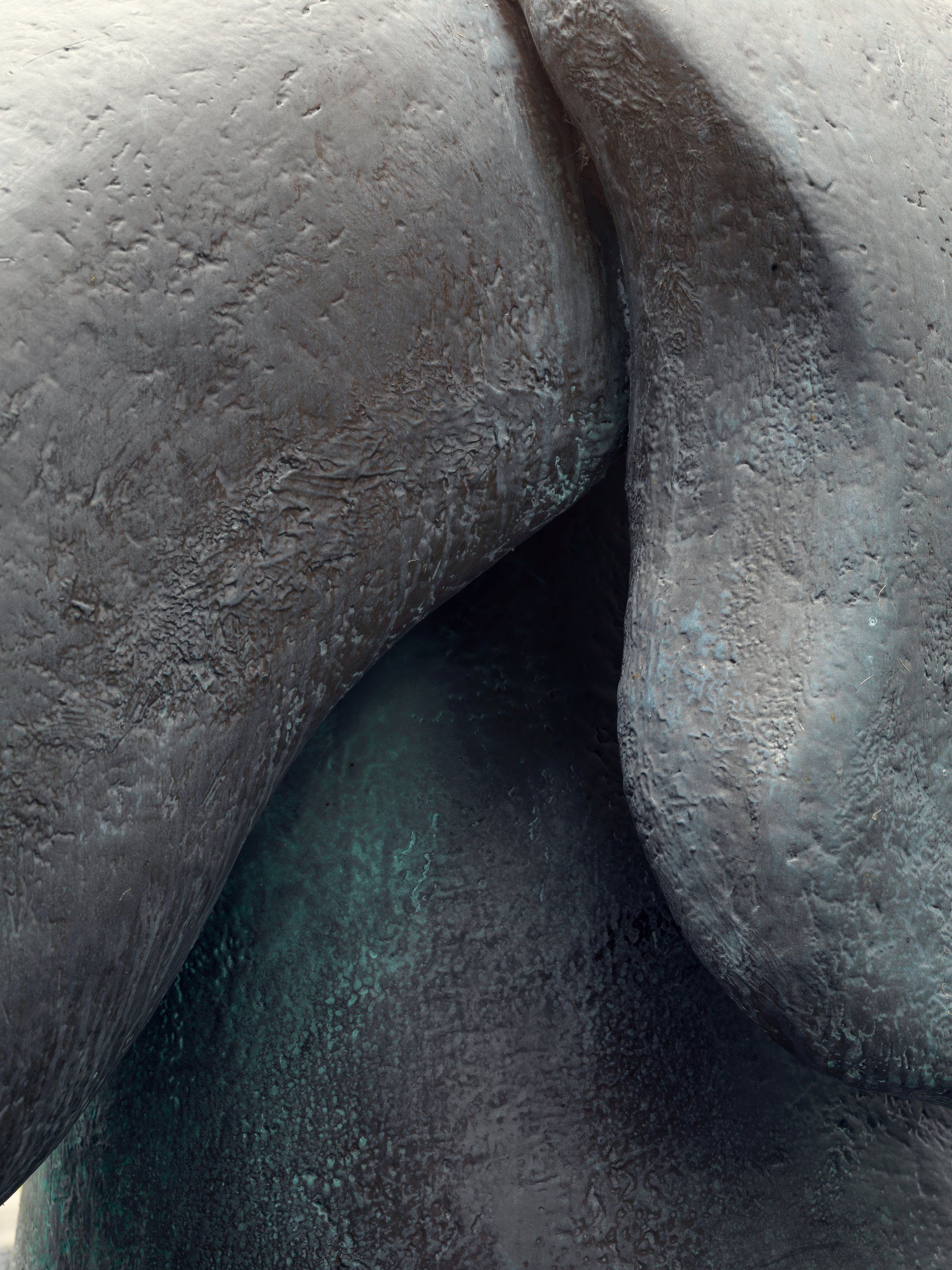 Dick Holthuis fotograaf van DVeM.  Detail van kunstwerk van Tom Claassen in de binnentuin van de tweede Kamer.