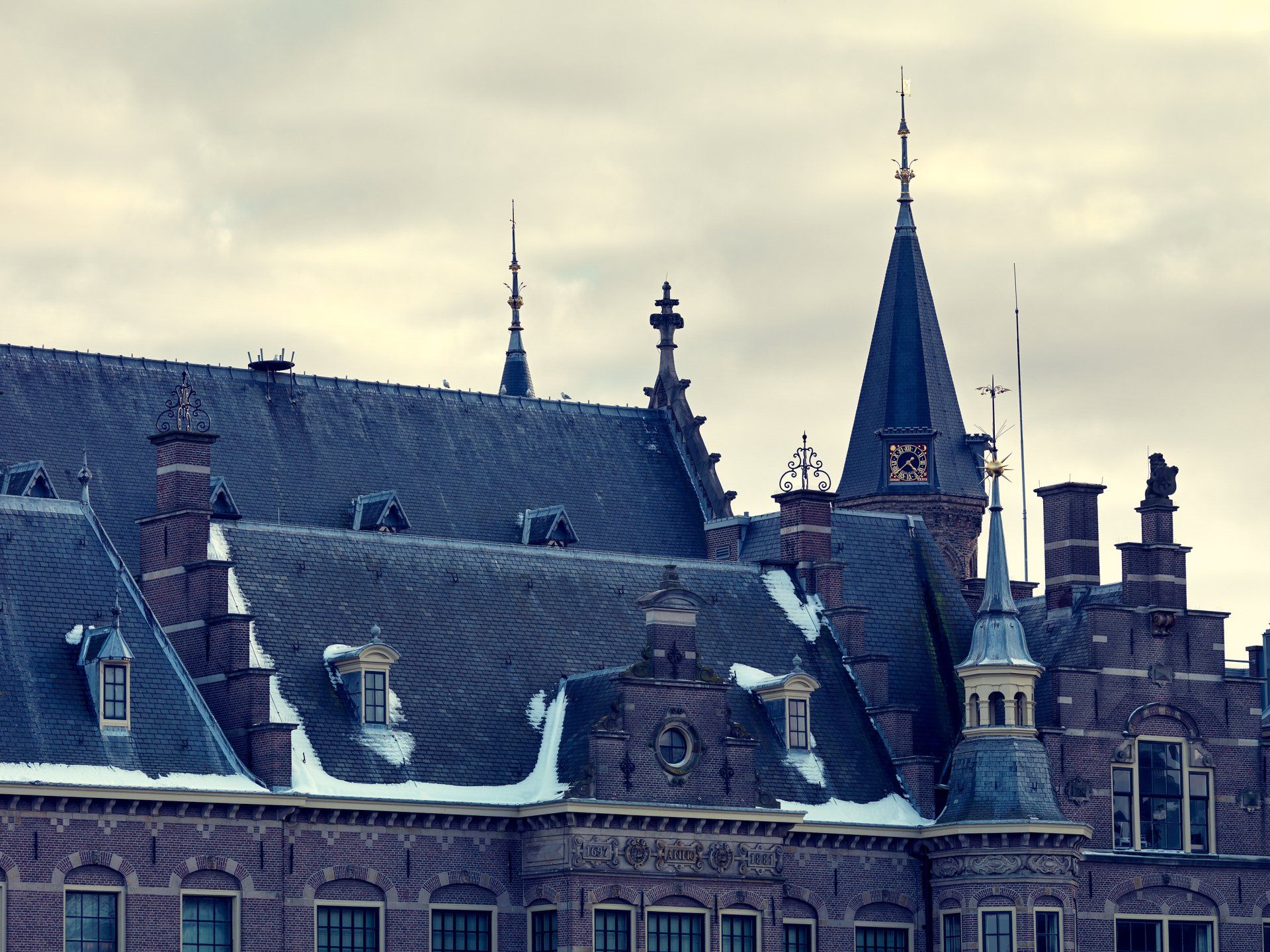 Dick Holthuis fotograaf en initiatiefnemer van Document voor een Monument.  Binnenhof in de sneeuw. 2021