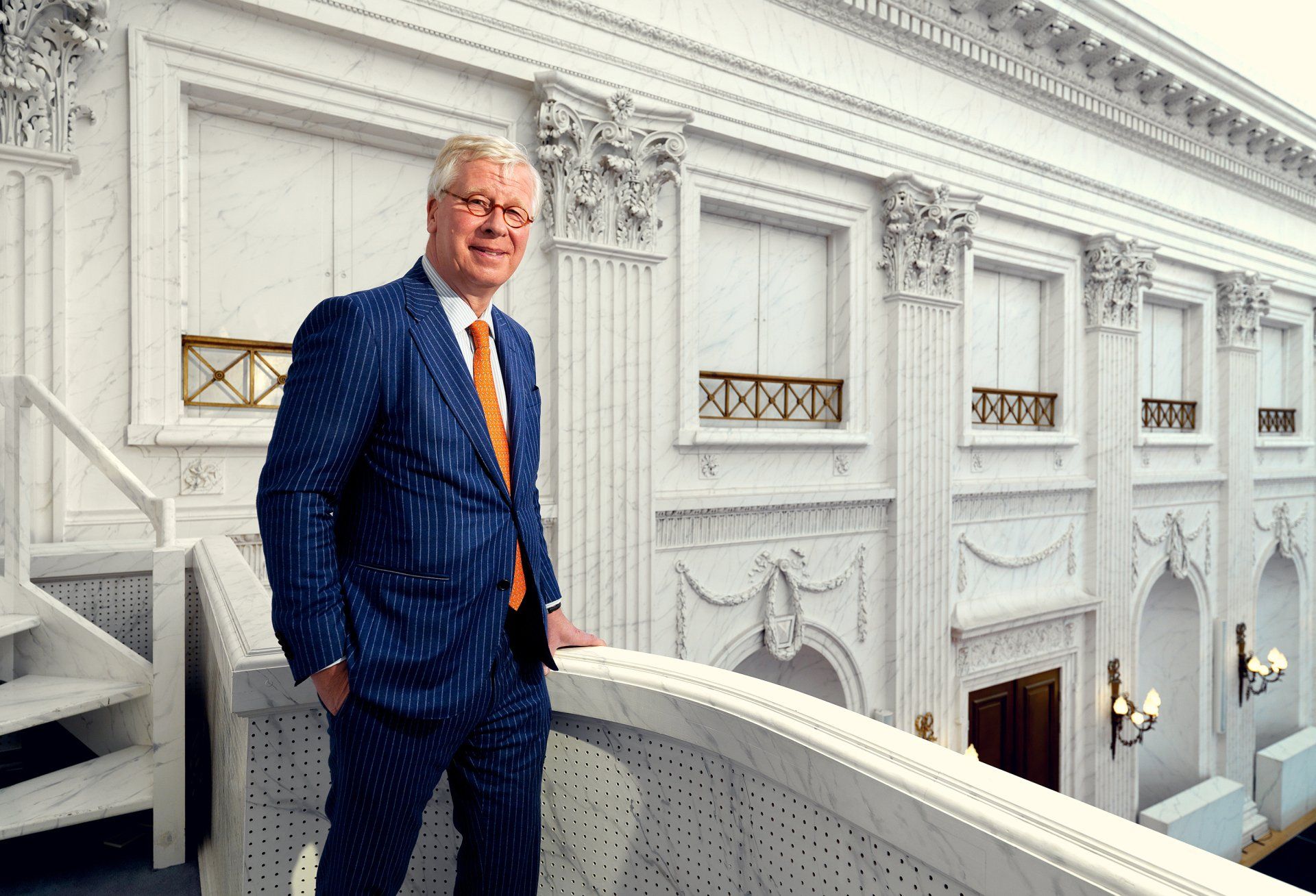 Dick Holthuis fotograaf van DVeM.  Portret van mark Udink in de voormalige Tweede Kamer op het Binnenhof.