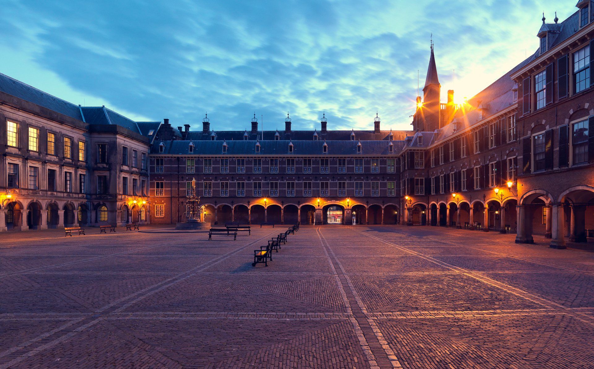 Dick Holthuis fotograaf van Document voor een Monument. Het Binnenhof in de schemer. 2017.