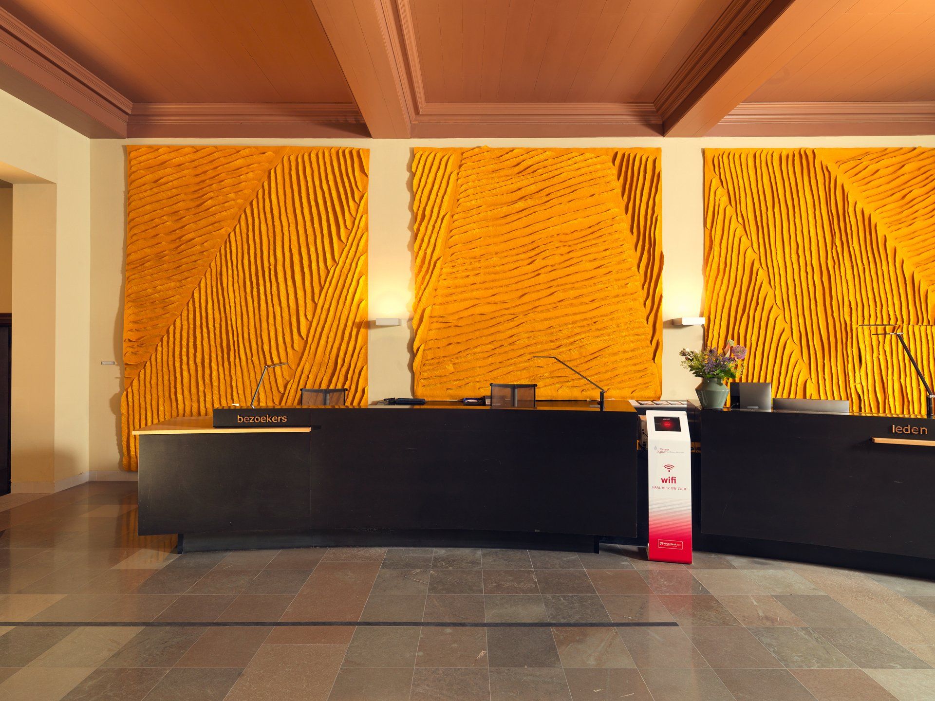 Dick Holthuis fotograaf van DVeM.  Kunstwerk van Anneke Copier en Claudio Varone in de entre van de Eerste Kamer.