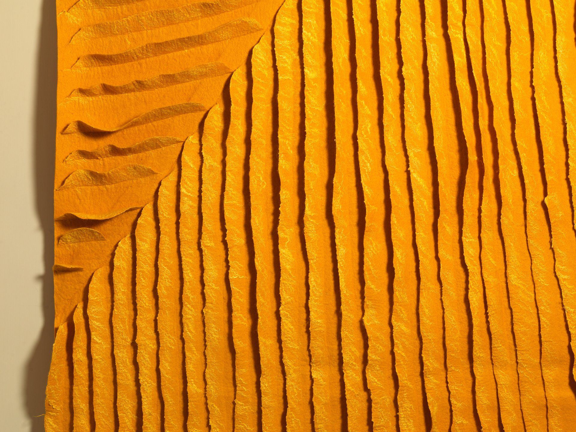 Dick Holthuis fotograaf van DVeM. Detail van het kunstwerk van Anneke Copier en Claudio Verone in de Eerste Kamer.