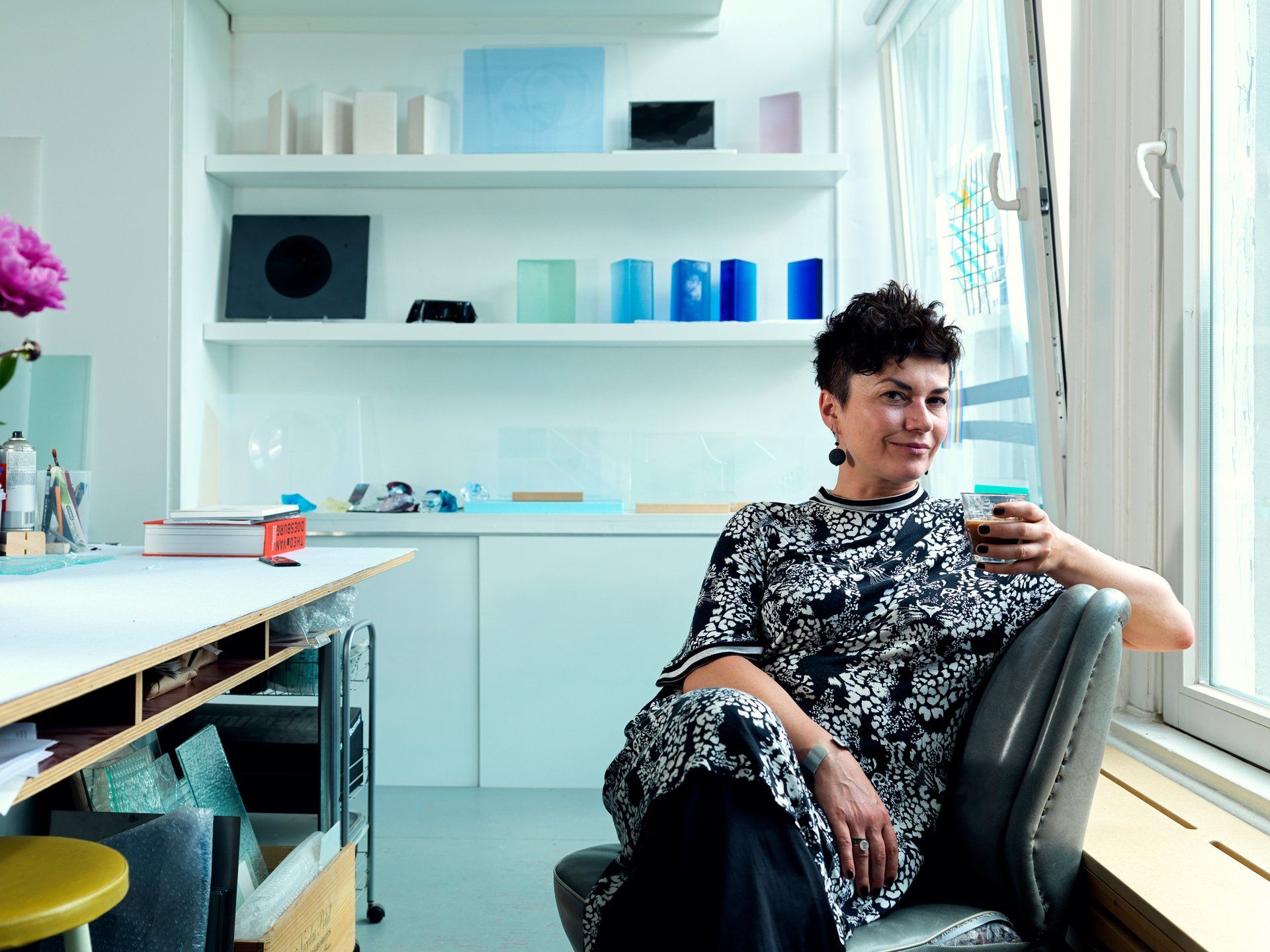 Dick Holthuis fotograafvan Document voor een Monument.  Sanja Medic in haar atelier in Amsterdam.