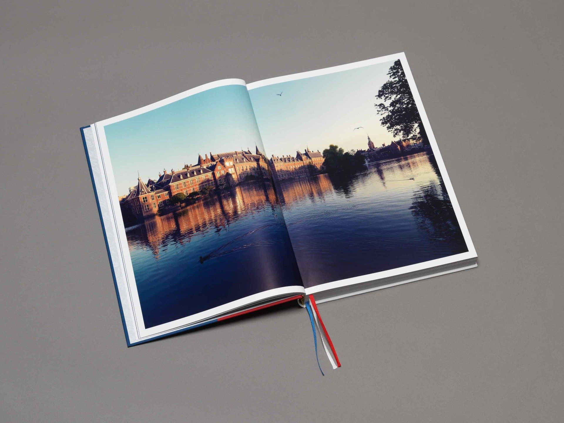 Dick Holthuis fotograaf en initiatiefnemer van Document voor een Monument.  Hofboek 1. Hofvijver.