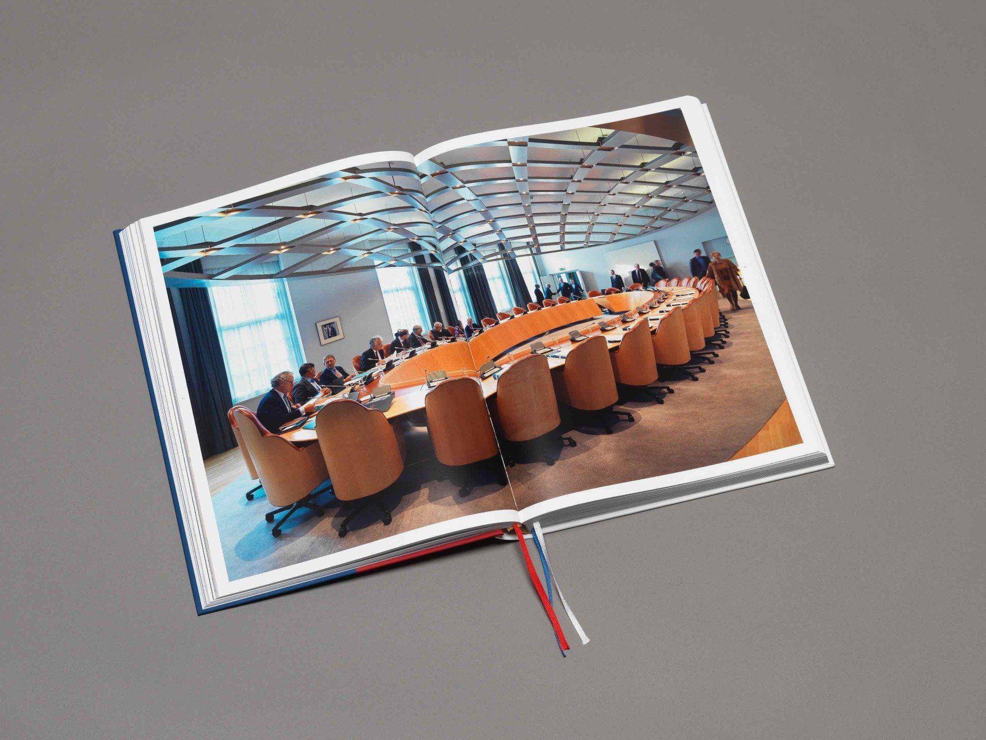 Dick Holthuis fotograaf en initiatiefnemer van Document voor een Monument.  Hofboek 1.